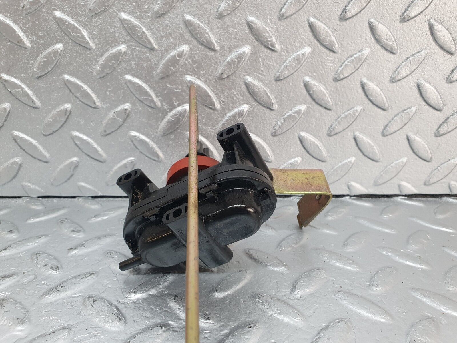 43680 Mercedes-Benz C126 380SEC Coupe Fuel Tank Flap Cap Vacuum Actuator