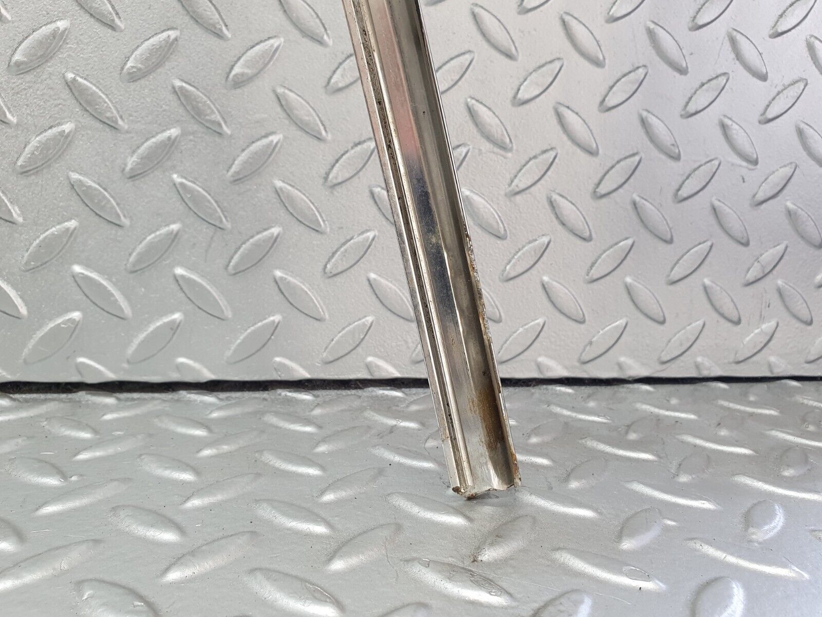 43054 Mercedes-Benz R107 Hardtop Windscreen Chrome Frame