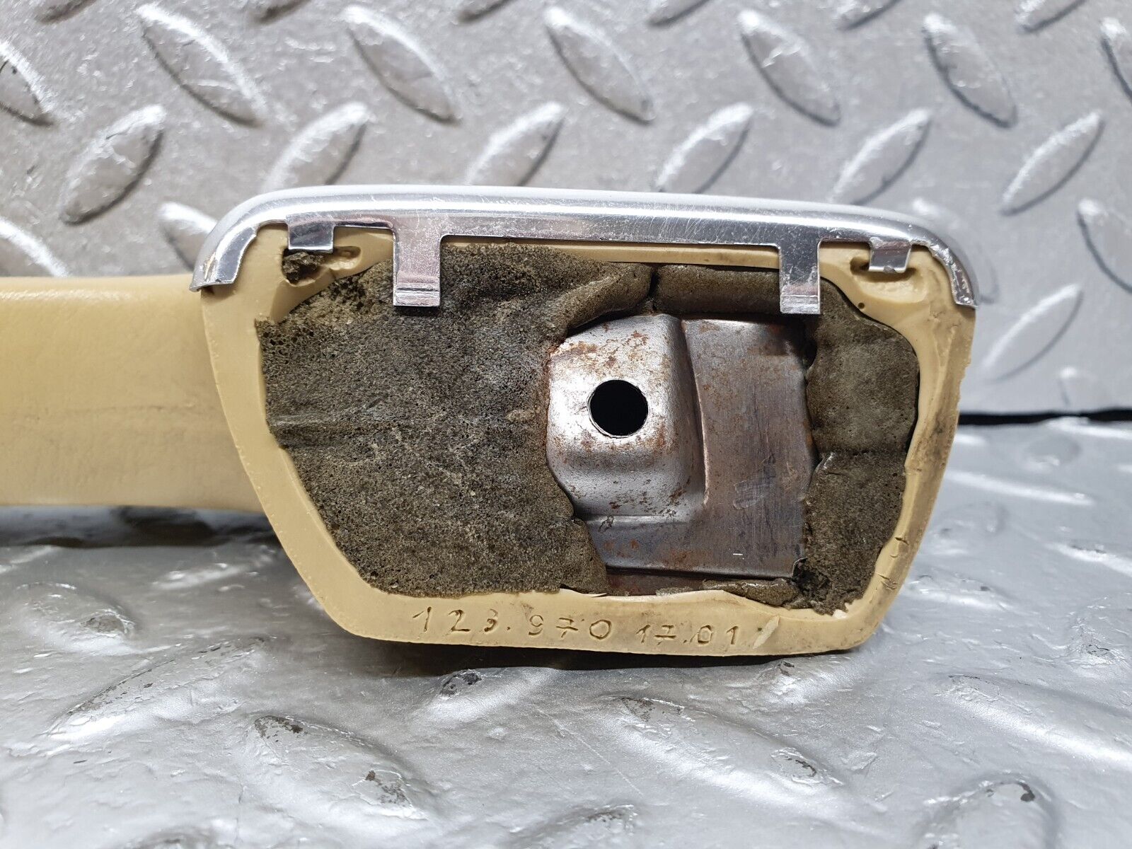 43890 Mercedes-Benz C123 230CE Coupe Front Left Interior Door Handle Beige 1239701701