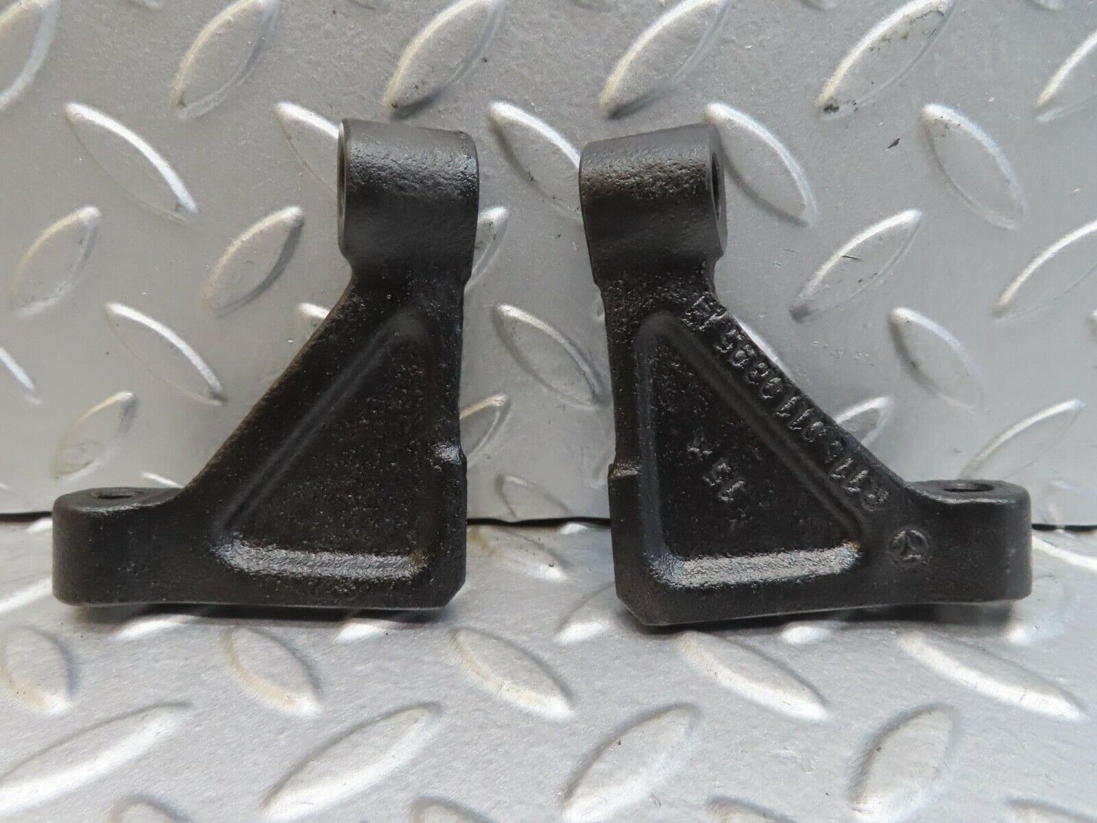 13789 Mercedes-Benz R107 450SL Engine Mount Bracket Pair 1160110895 1160110995