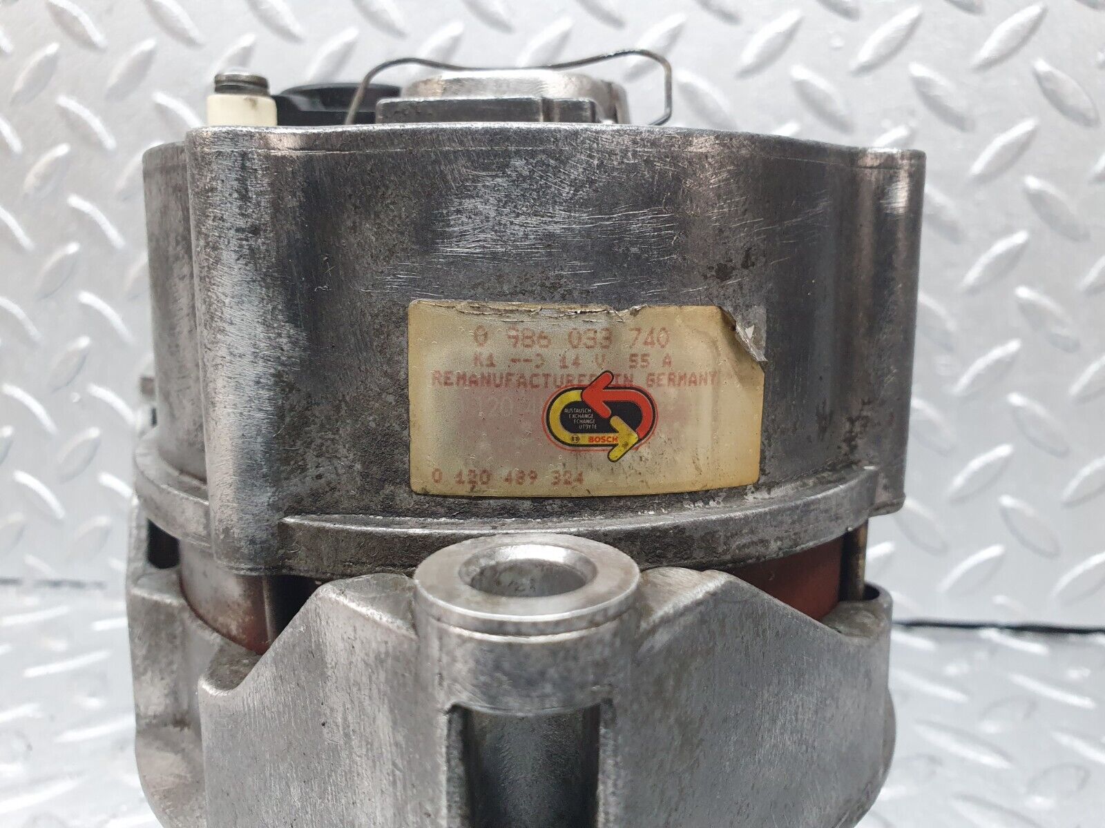 42738 Mercedes-Benz W201 190 2.0L Alternator Generator 0986033740 0120489324 6011550115