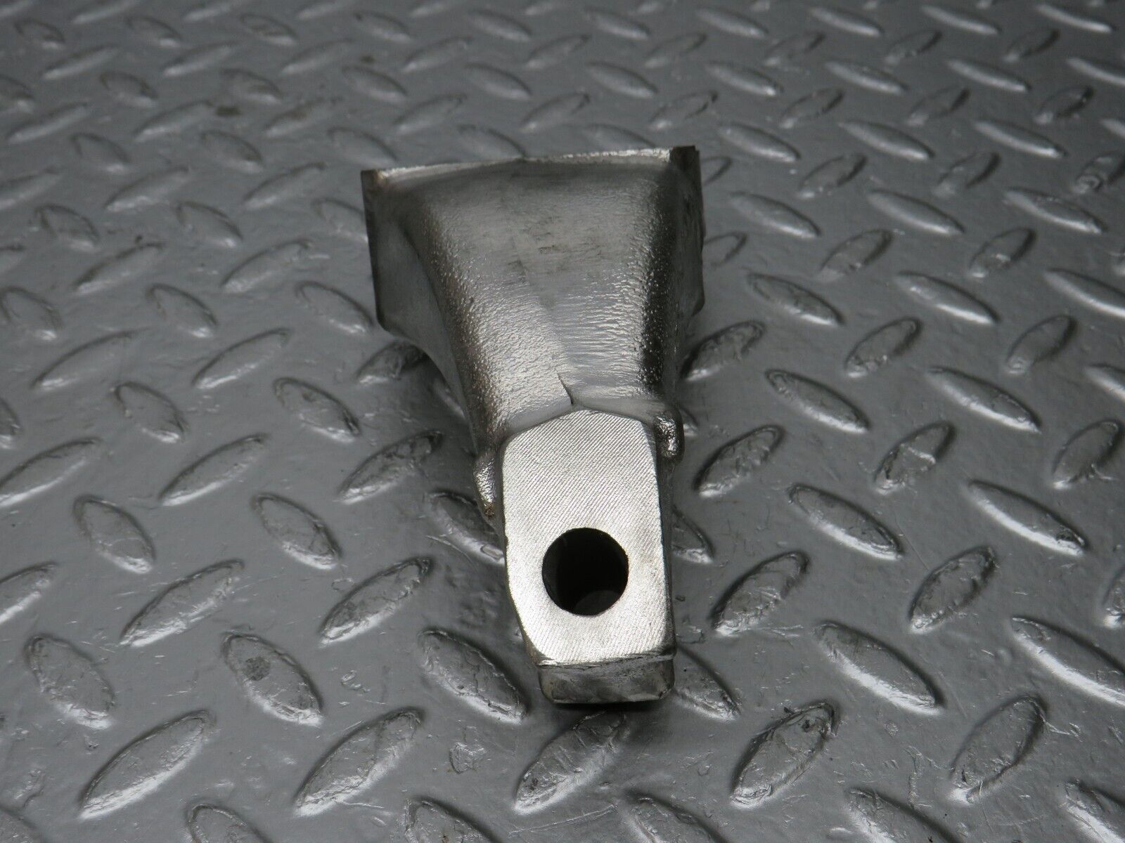 32950 Mercedes-Benz C107 R107 450 V8 Engine Mount Bracket Right 1162234504