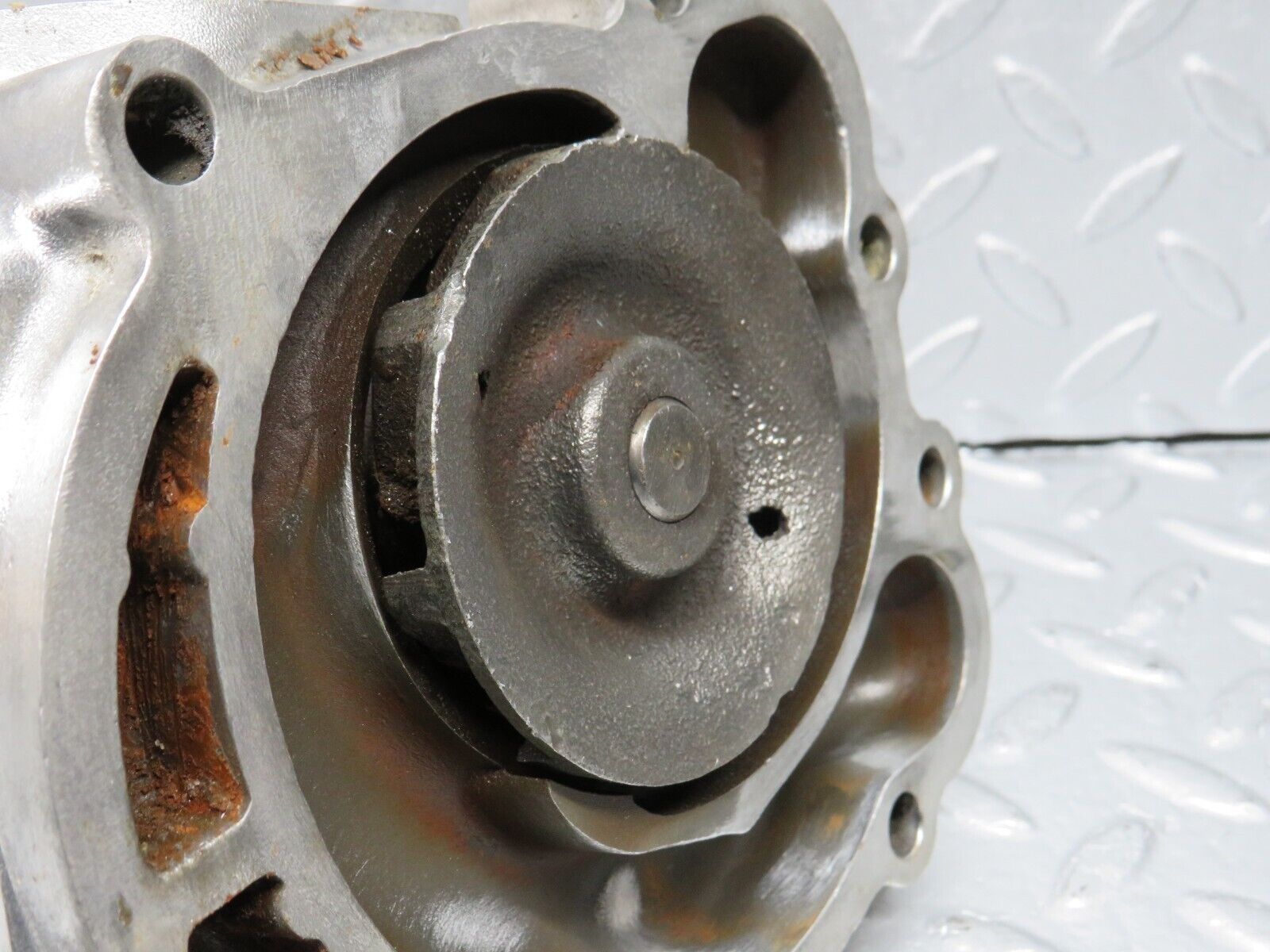 39903 Mercedes-Benz R107 350SL Water Pump