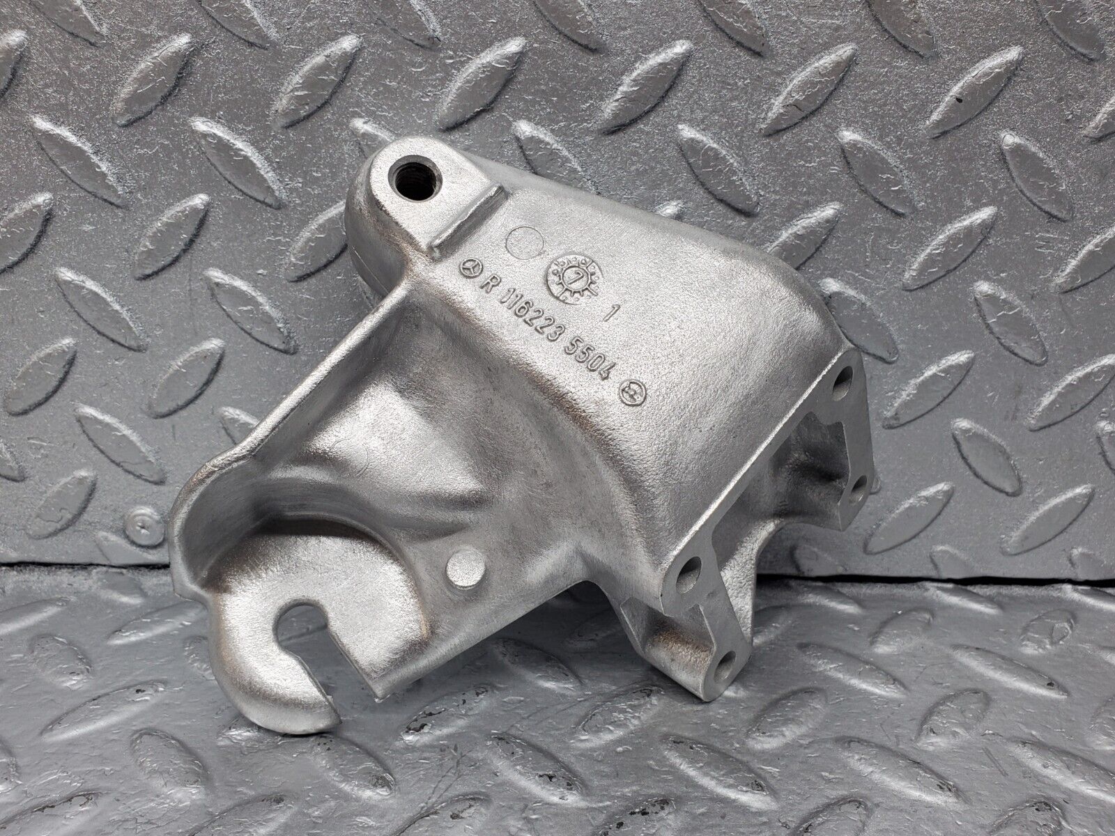 45924 Mercedes-Benz W126 420SE Engine Mount Bracket Right Side 1162235504