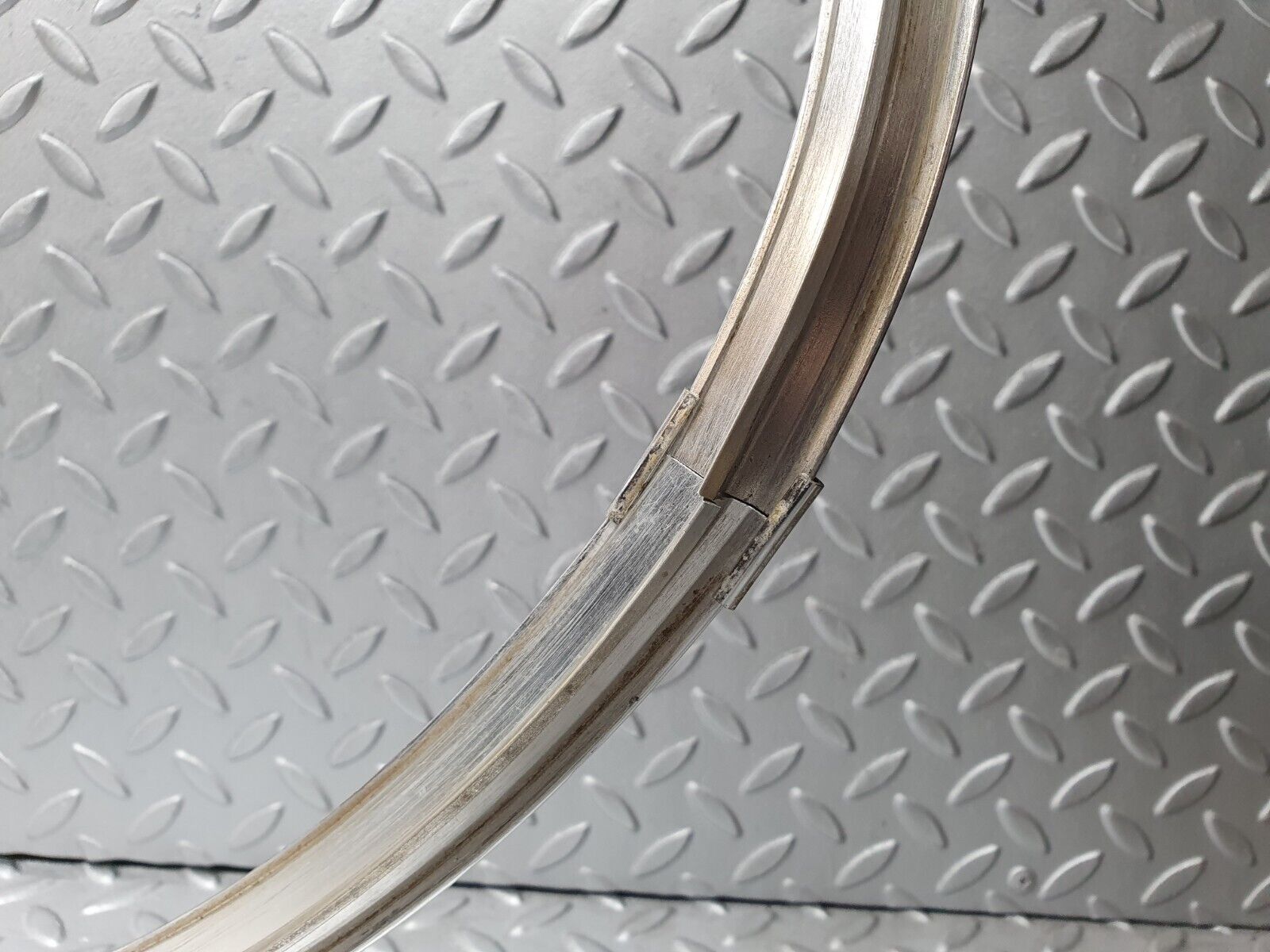 44102 Mercedes-Benz C123 230CE Coupe Rear Windscreen Chrome Frame