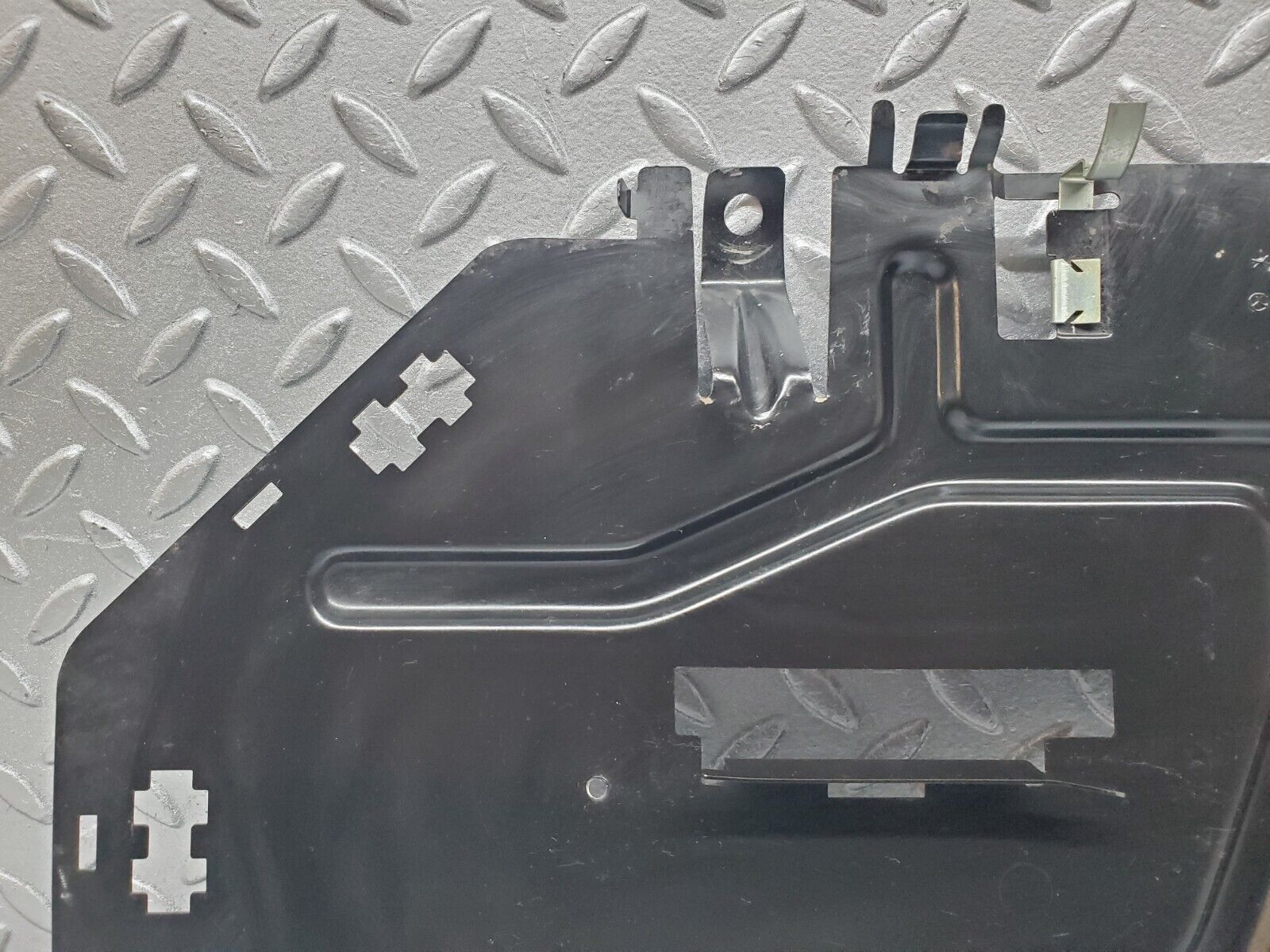 45629 Mercedes-Benz W126 420SE Left Footwell Relay Holder Bracket