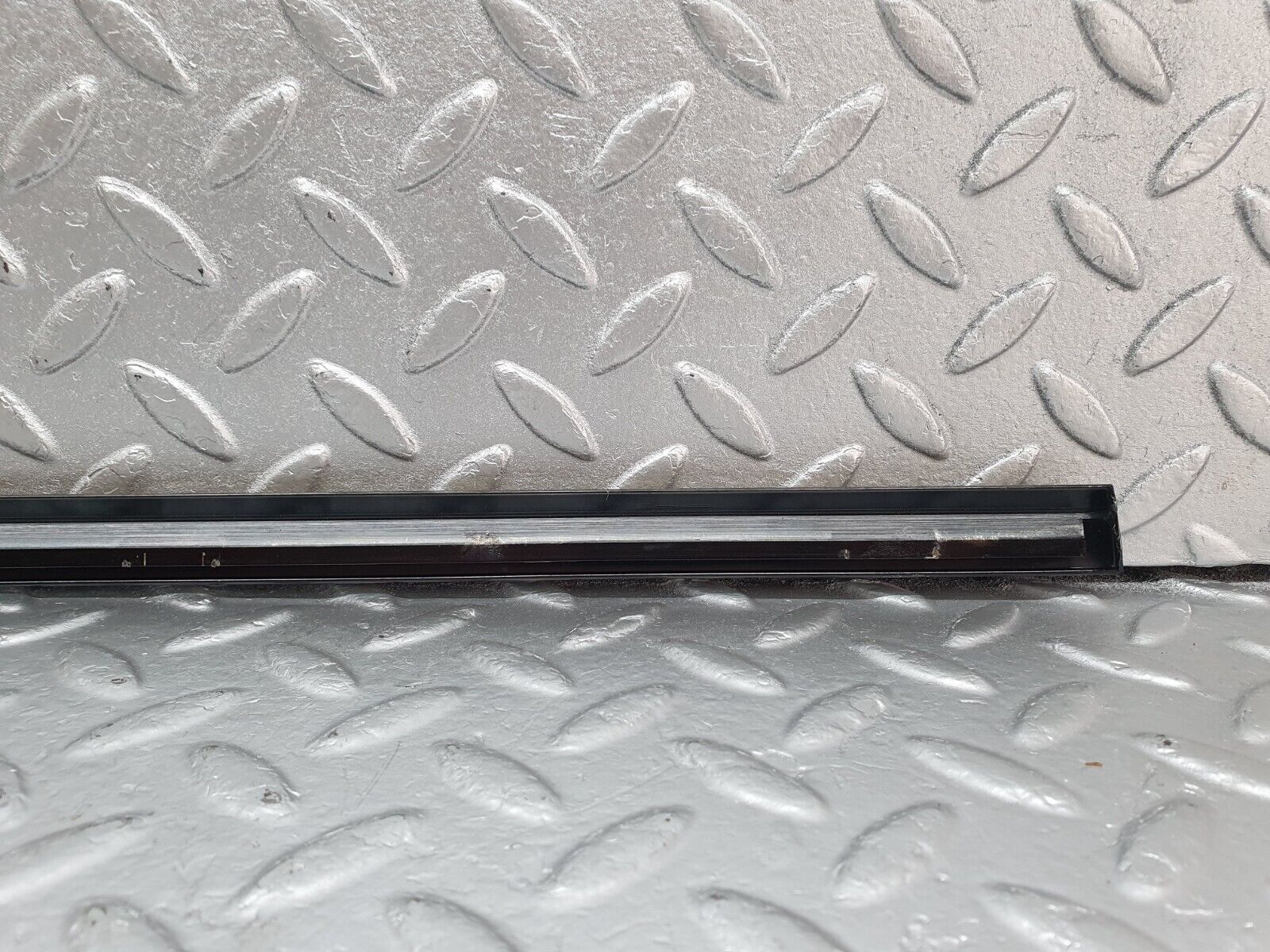 42620 Mercedes-Benz R129 320SL Coupe Right Door Window Moulding Trim