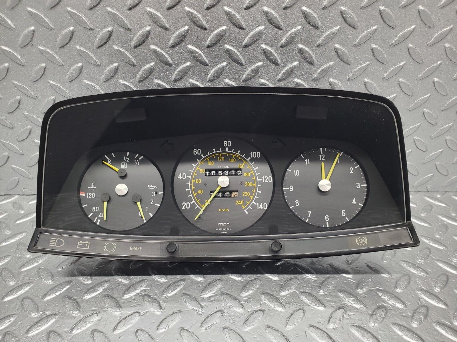 46454 Mercedes-Benz C123 280CE Coupe Instrument Cluster 1235423701