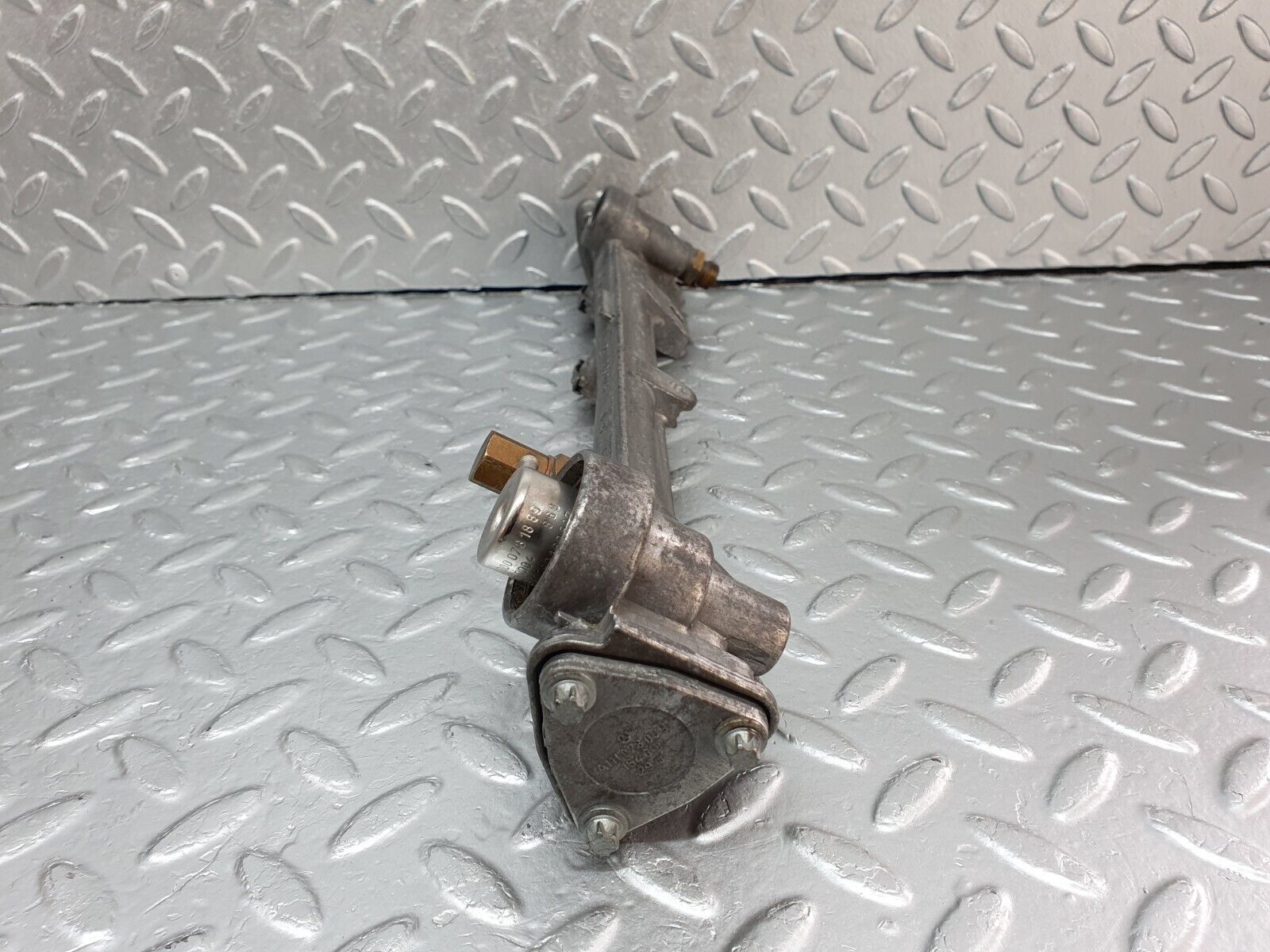 41883 Mercedes-Benz W202 C200 Fuel Injector Rail 1110781045 0000781889