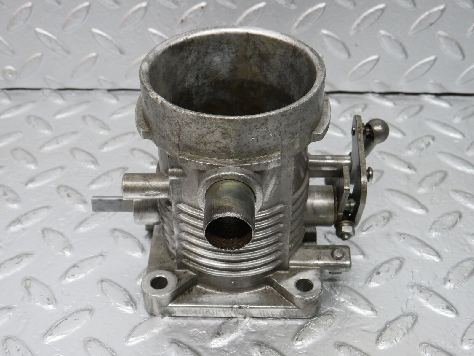 33073 Mercedes-Benz C107 R107 350 V8 Throttle Body Valve