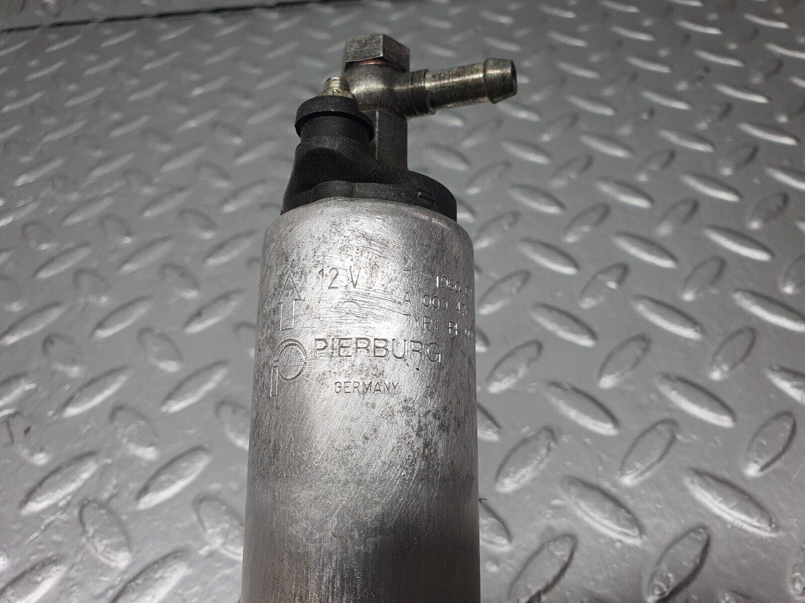 42921 Mercedes-Benz W201 190 2.0L Fuel Pump Pierburg 0004706094 7.21960.01