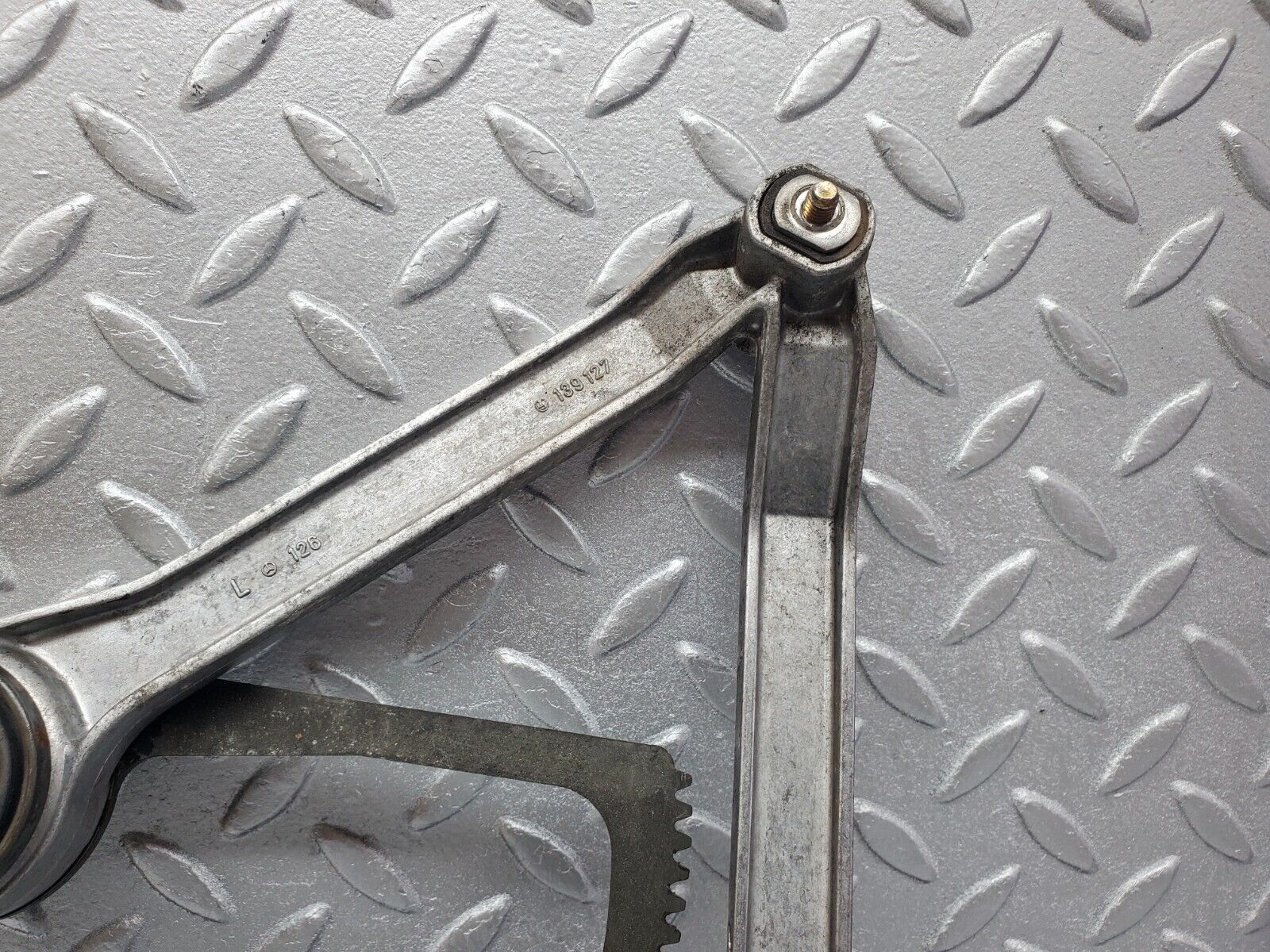 45713 Mercedes-Benz W126 420SE Front Left Power Window Regulator 13927