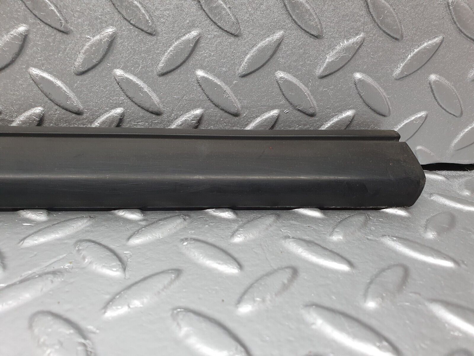 41682 Mercedes-Benz W124 200E Front Left Door Centre Moulding Trim