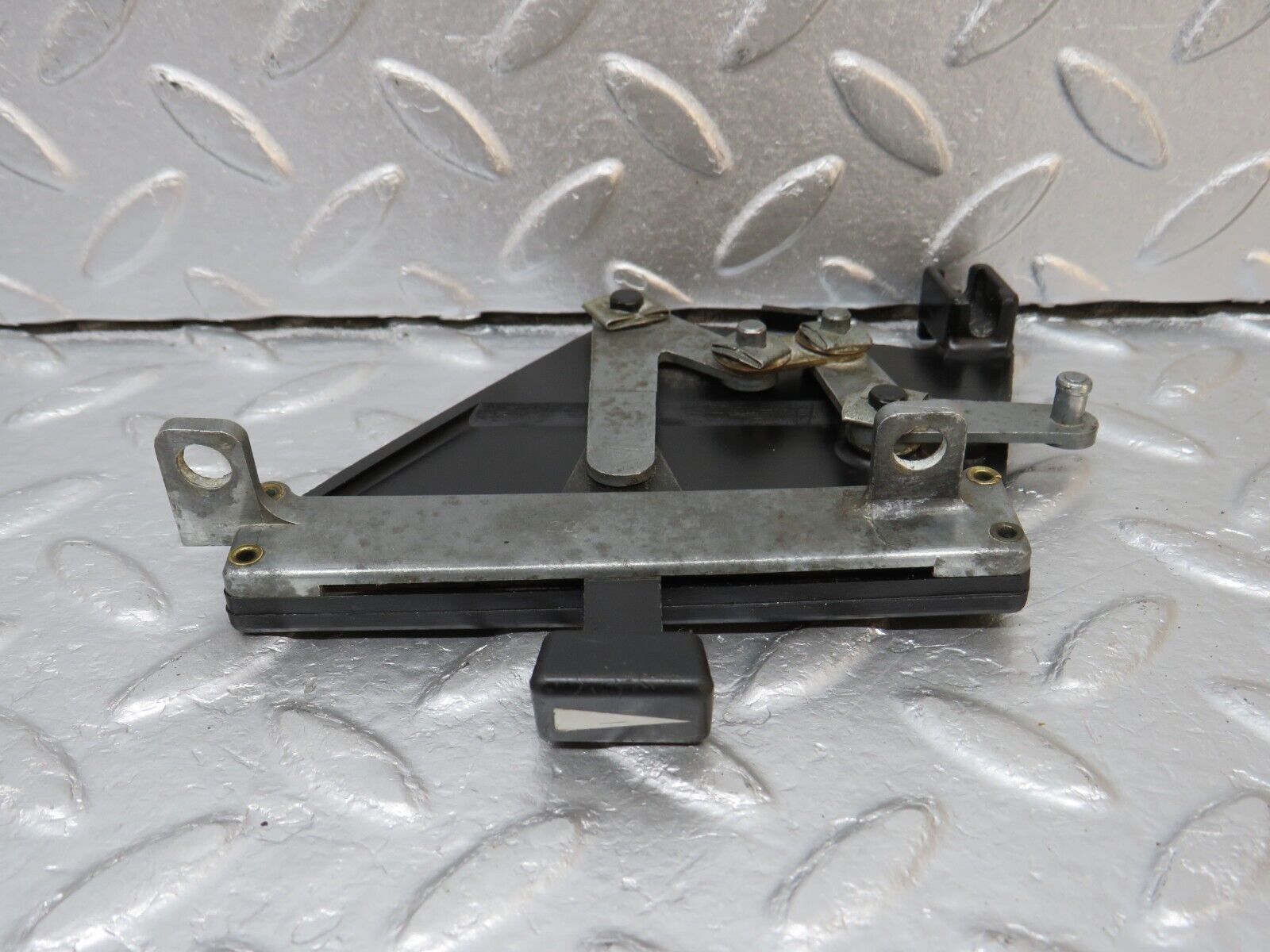 39832 Mercedes-Benz R107 350SL Air Vent Control Lever Right 1078300485