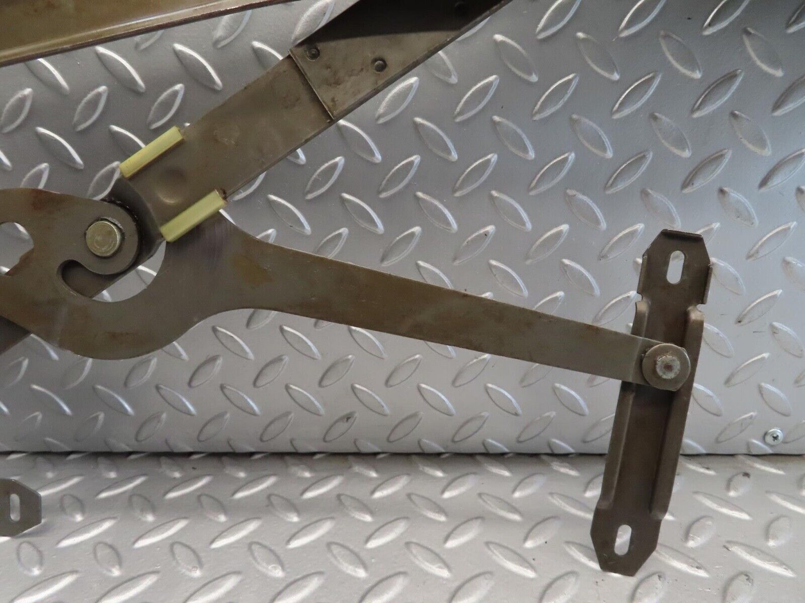 11752 Mercedes-Benz R107 450SL Front Right Power Window Regulator 1077200846