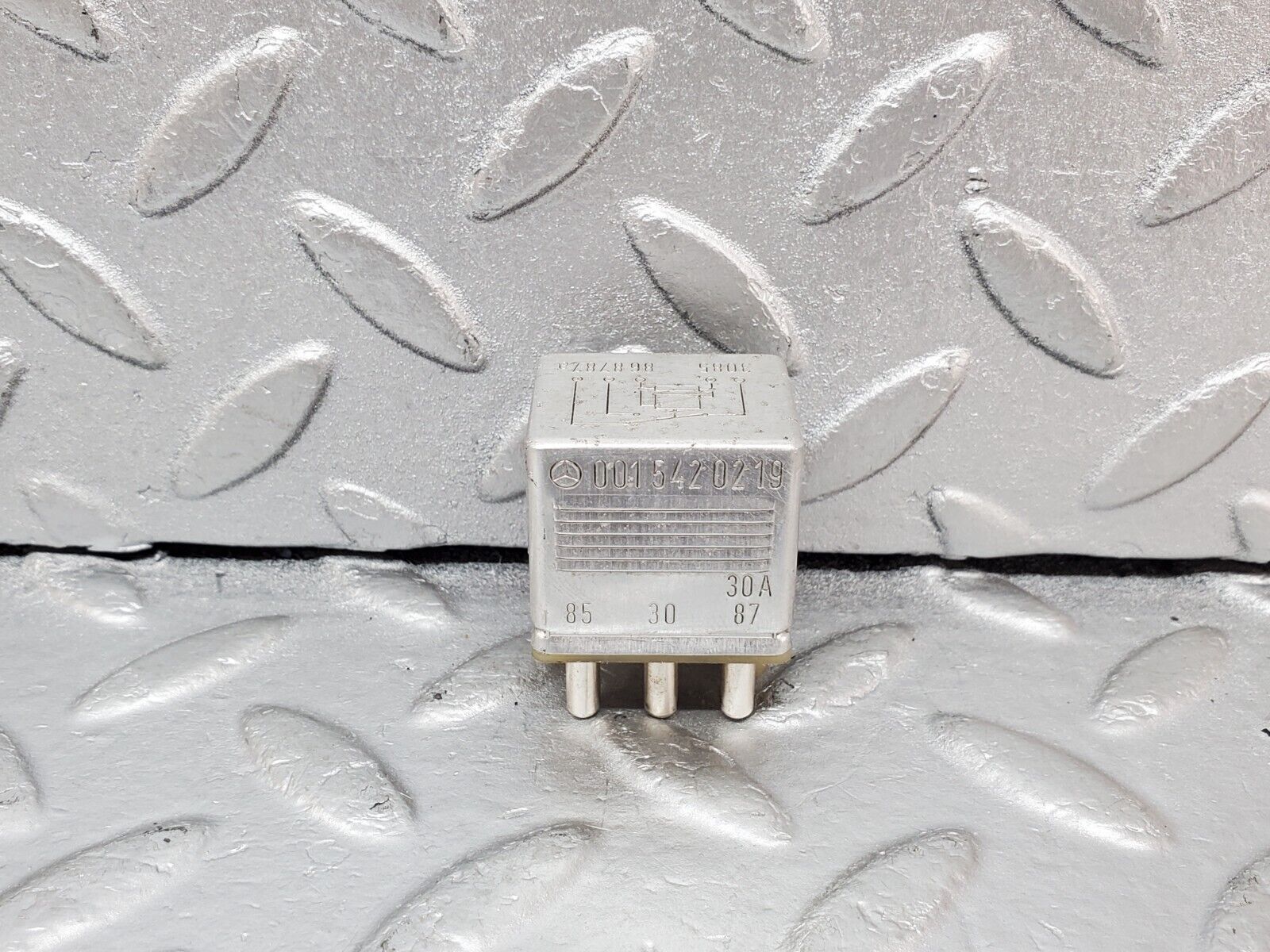 44360 Mercedes-Benz W123 280E Multi Purpose Relay 0015420219