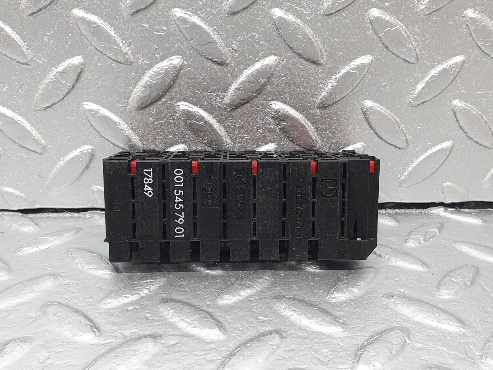 42099 Mercedes-Benz W202 C200 Fuse Box Fuse Holder 0015457901