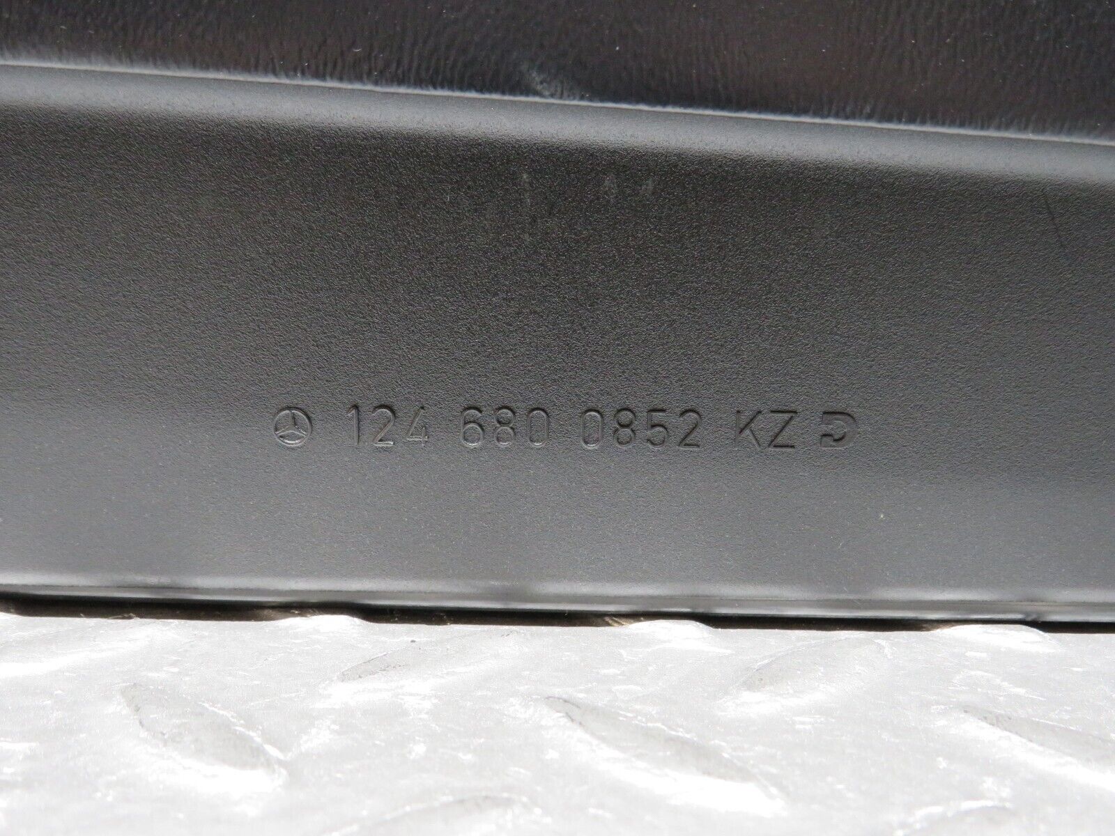 38039 Mercedes-Benz A124 320E Cabriolet Centre Console Storage Box With Key 1246800852