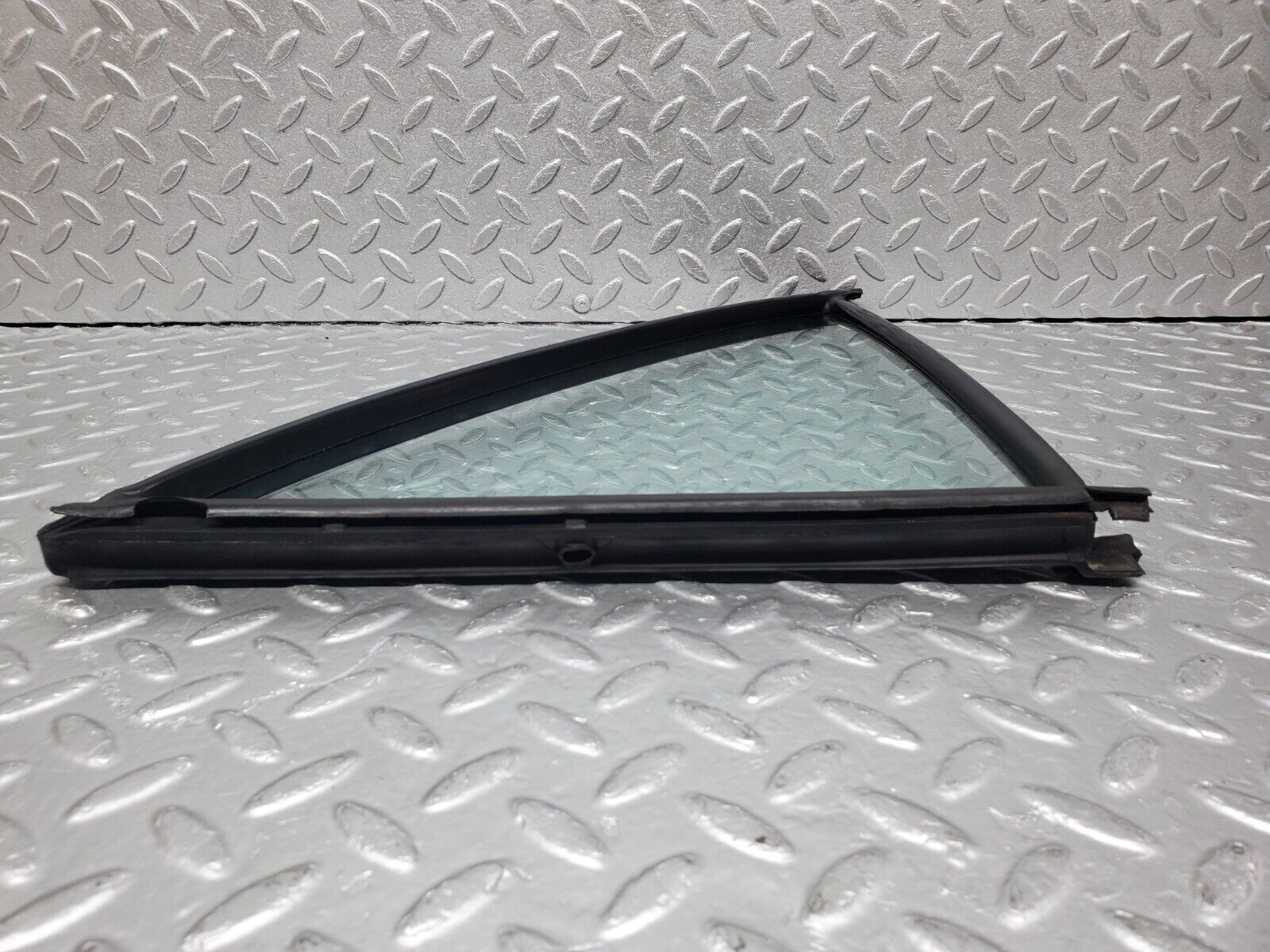 45804 Mercedes-Benz W126 420SE Rear Right Quarter Window Glass 1267350224