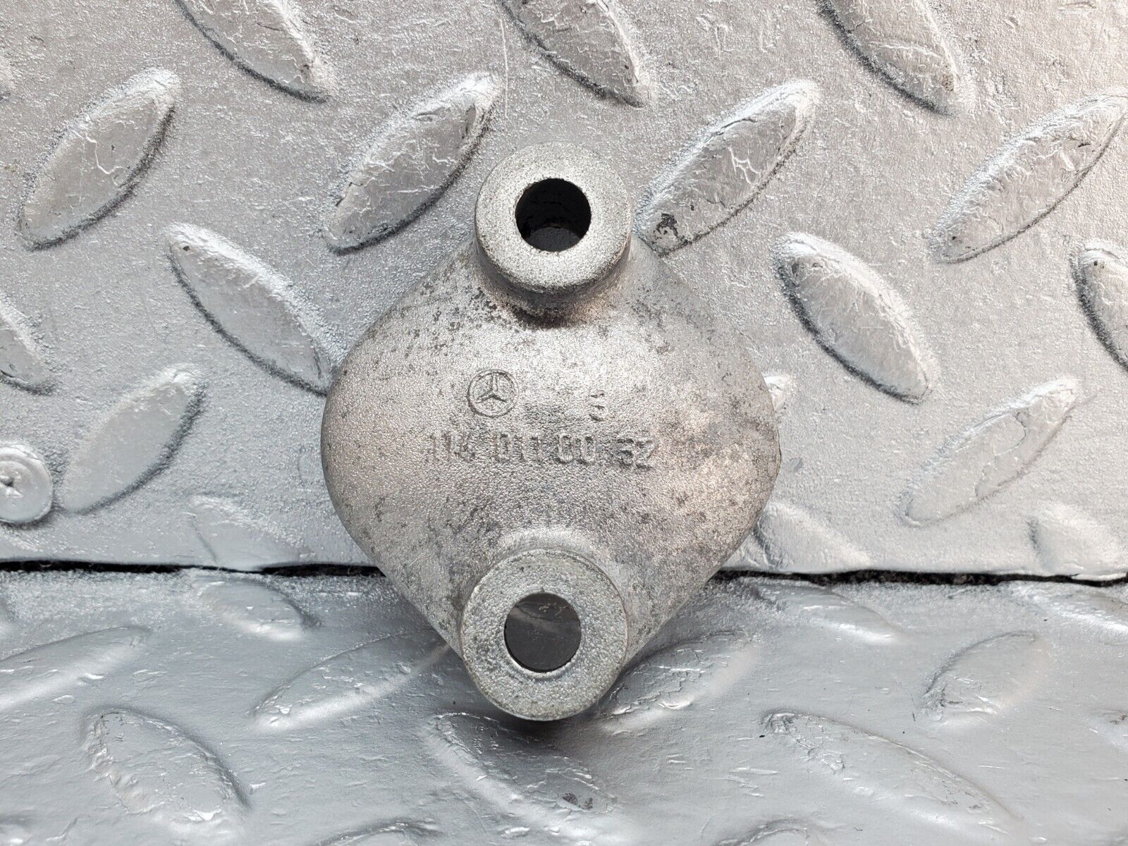 45406 Mercedes-Benz 280E M110.983 Engine Fuel Pump Cover 1140110032