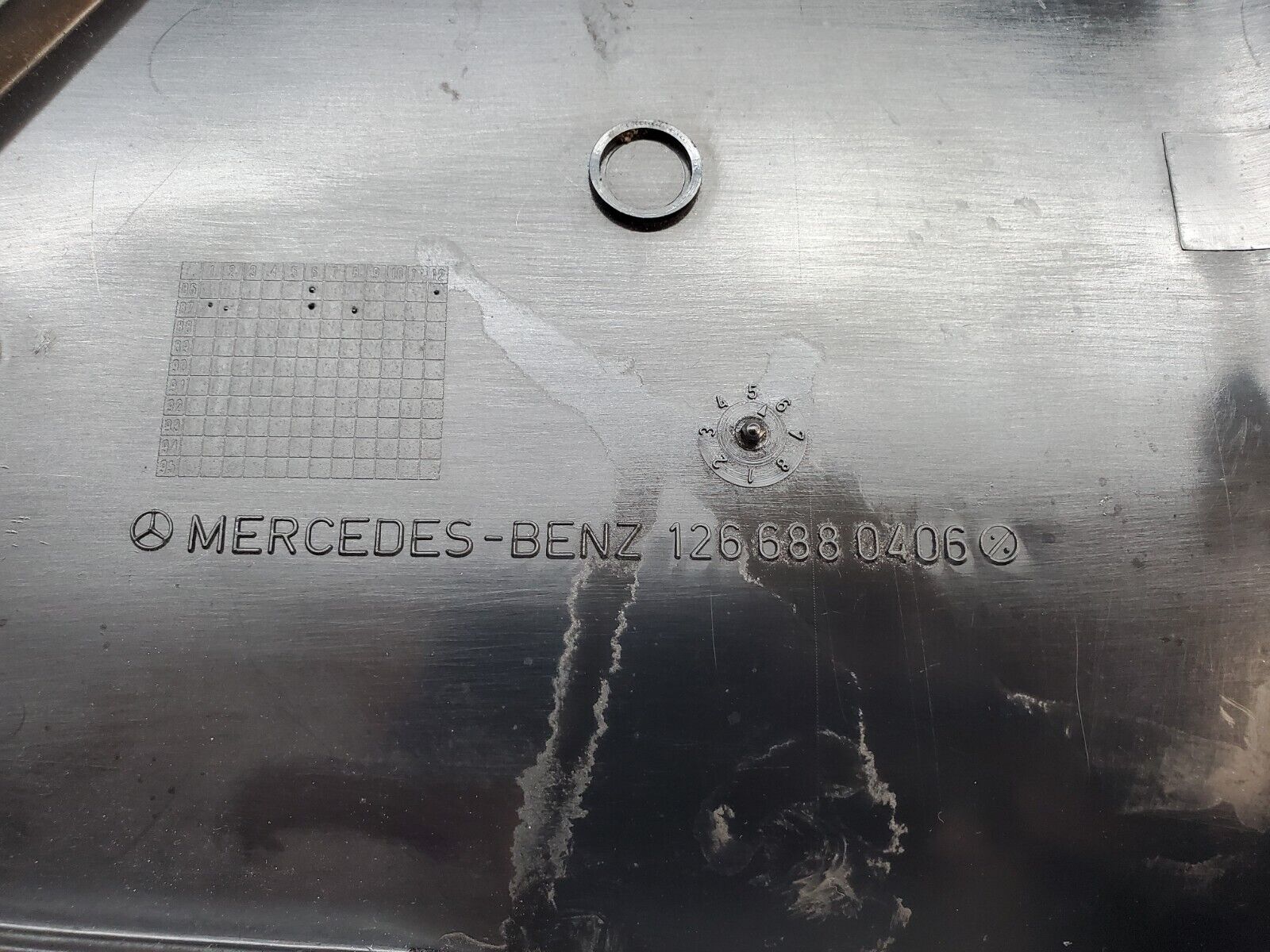 45692 Mercedes-Benz W126 420SE Front Right Kick Panel Beige 1266880406