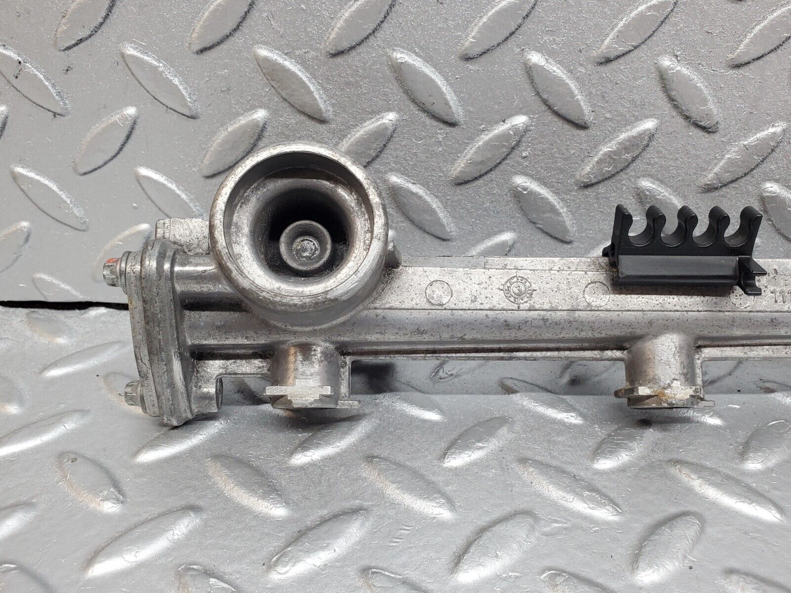 44733 Mercedes-Benz W124 220E Fuel Injector Rail 1110780745