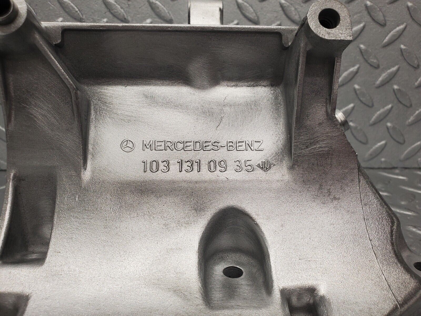 46162 Mercedes-Benz W124 280E Power Steering Pump Bracket 1031310935