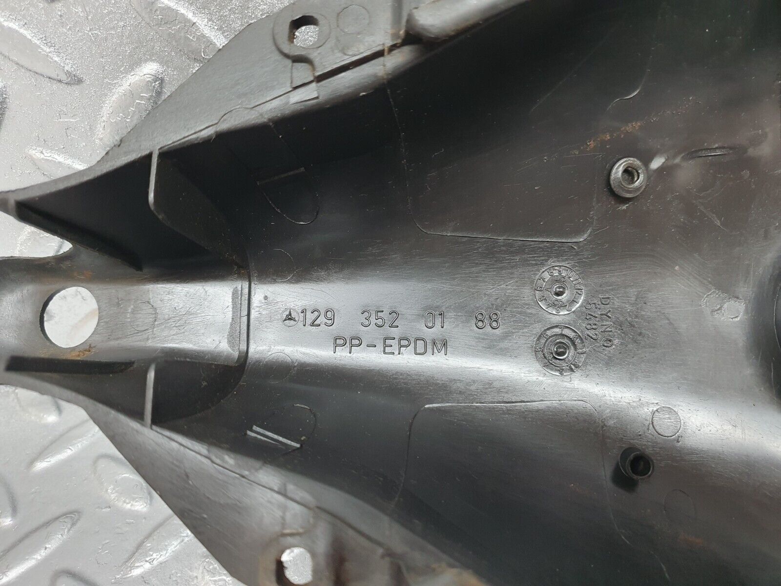 42227 Mercedes-Benz R129 320SL Coupe Rear Control Arm Cover 2X 1293520188