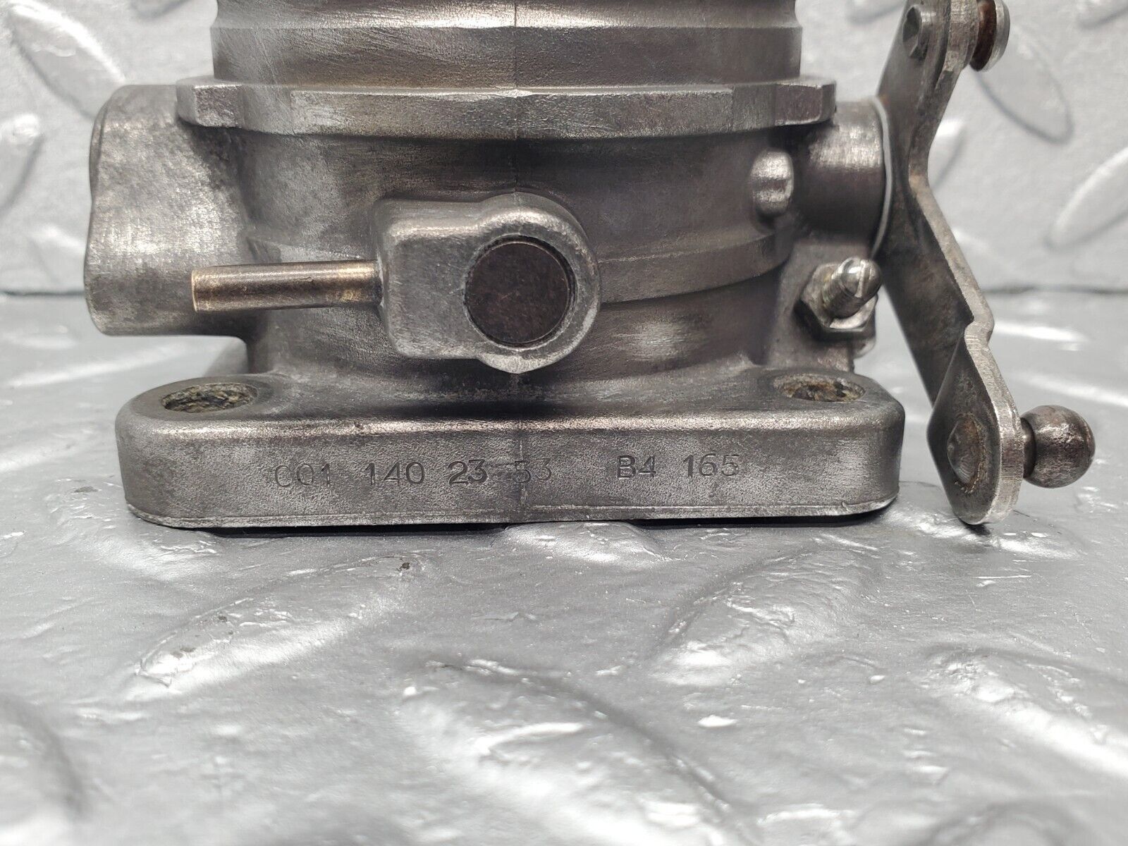 46324 Mercedes-Benz W123 230E Throttle Body Valve 0011402353