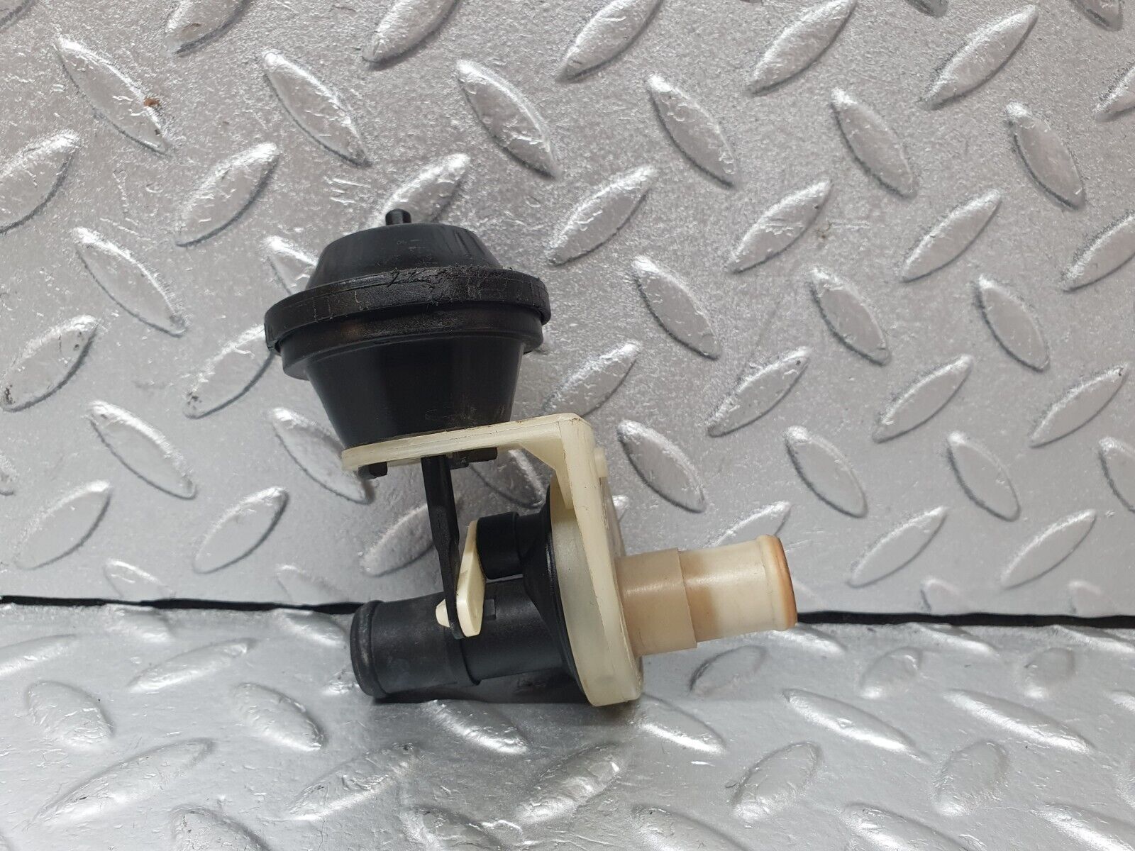 43867 Mercedes-Benz W201 Heater Control Valve