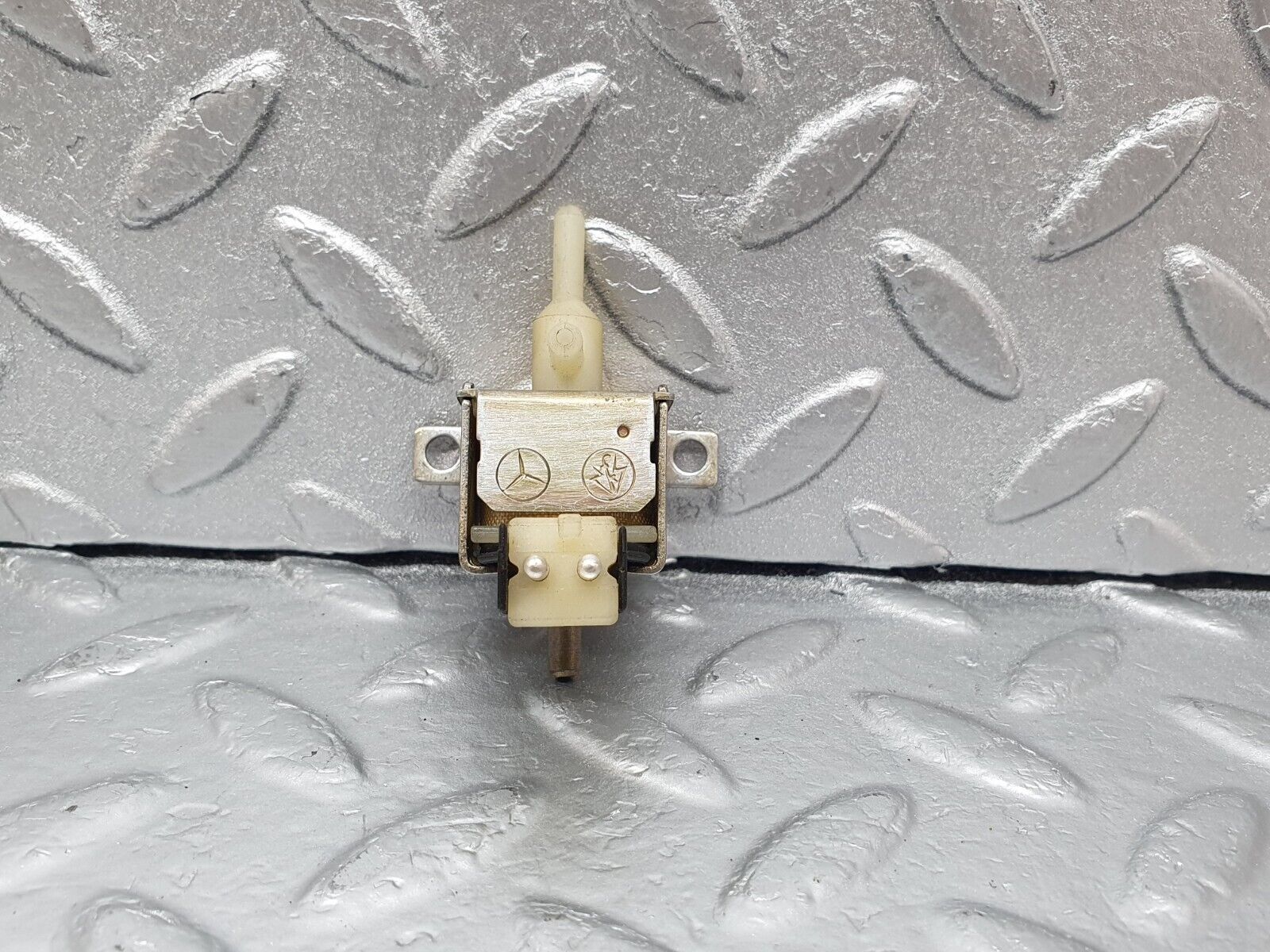 43543 Mercedes-Benz C126 380SEC Coupe Solenoid Vacuum Valve