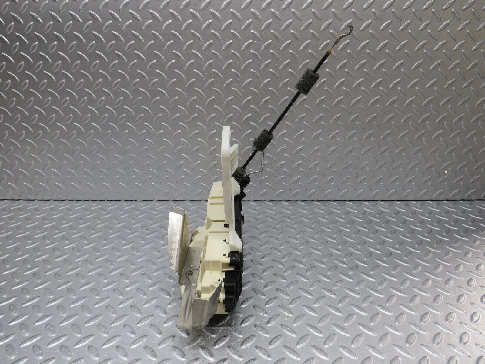 35235 Mercedes-Benz W221 Front Right Door Lock Mechanism 2217202835