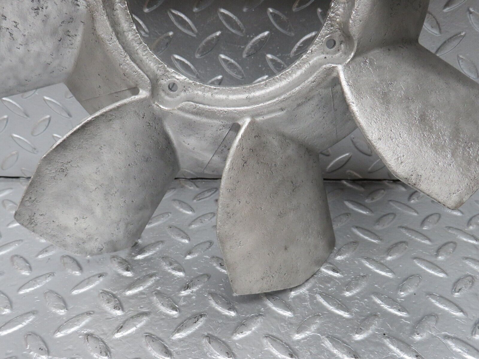 33054 Mercedes-Benz C107 R107 350 V8 Engine Cooling Fan