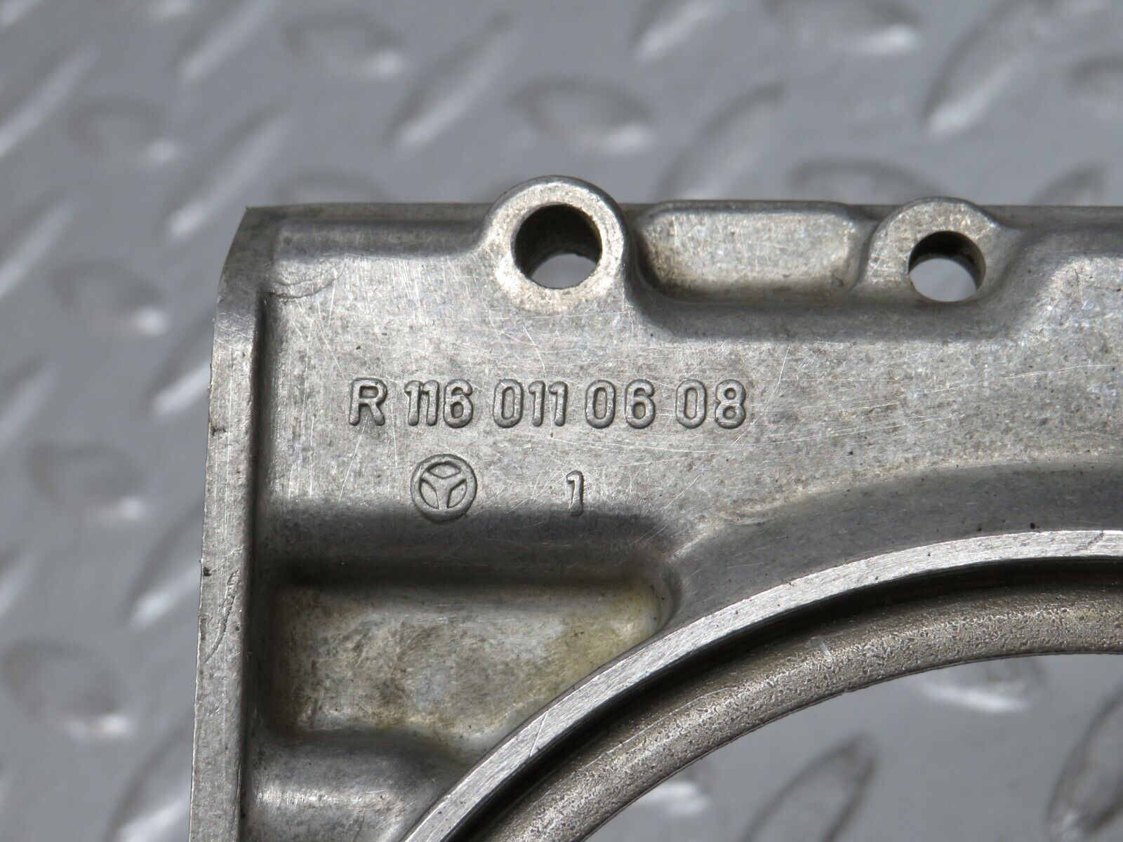 32760 Mercedes-Benz C107 R107 350 V8 Crankshaft Rear Sealing Cover 1160110608