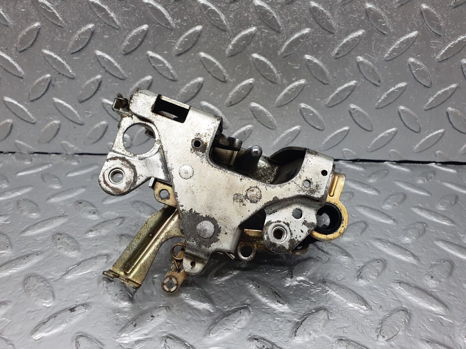 43643 Mercedes-Benz C126 380SEC Coupe Left Door Lock Mechanism