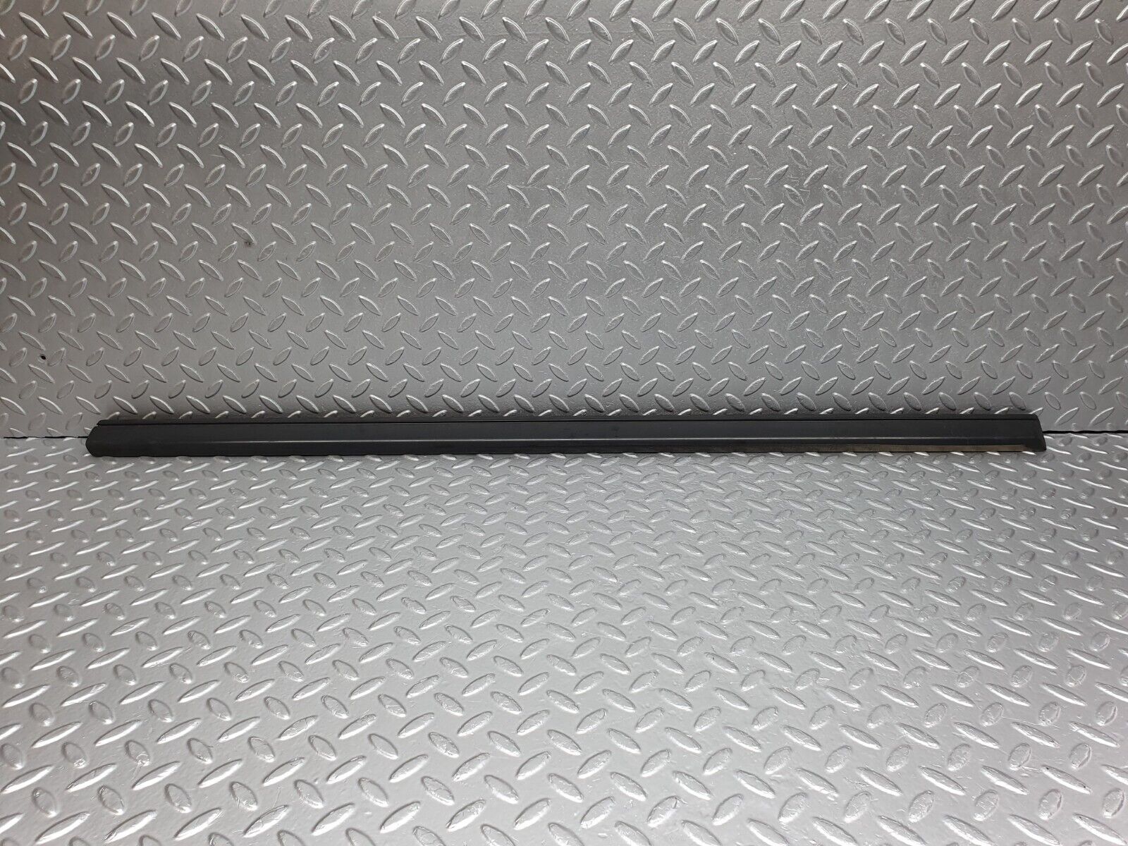 41683 Mercedes-Benz W124 200E Front Right Door Centre Moulding Trim