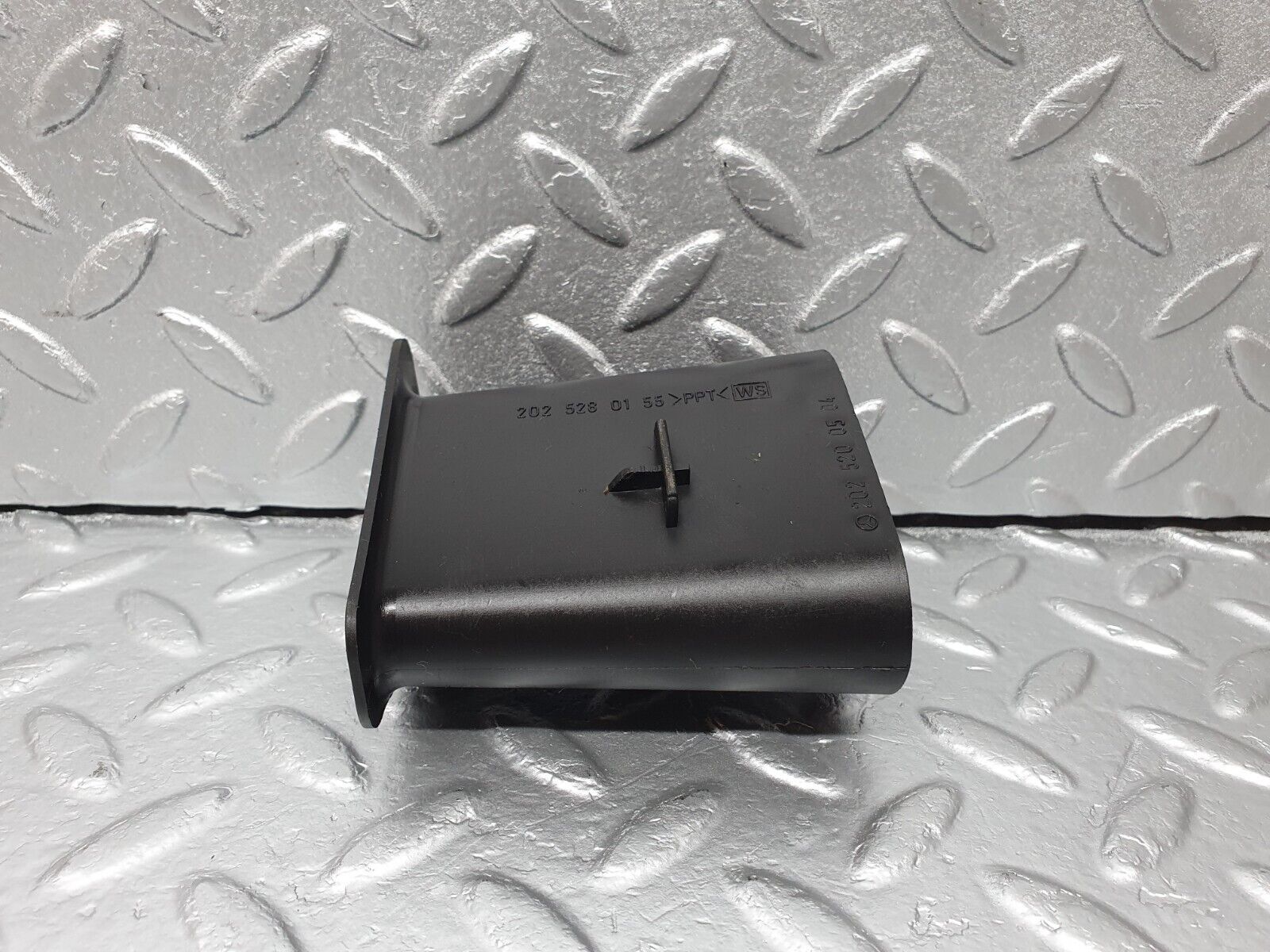 41826 Mercedes-Benz W202 C200 Engine Bay Air Duct Pipe 2025054088 2025280155