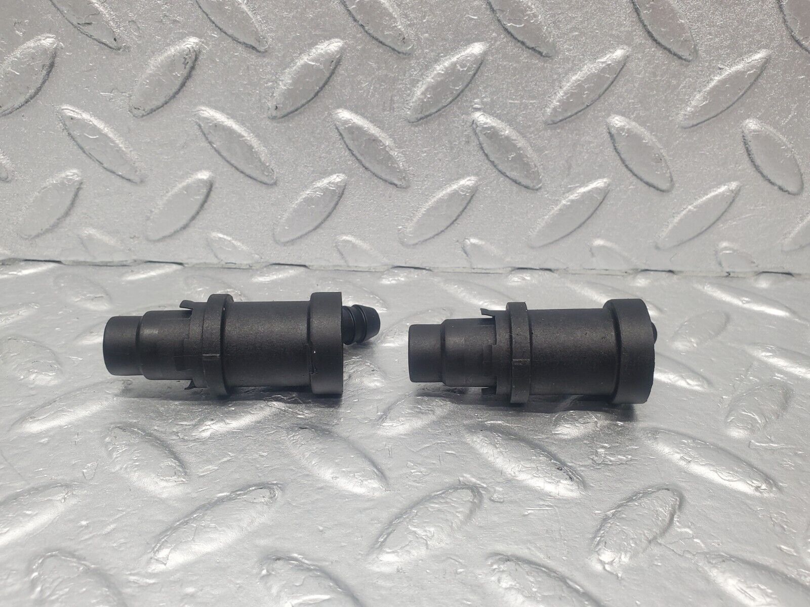 46038 Mercedes-Benz W126 420SE Fuel Injector Holder 2X