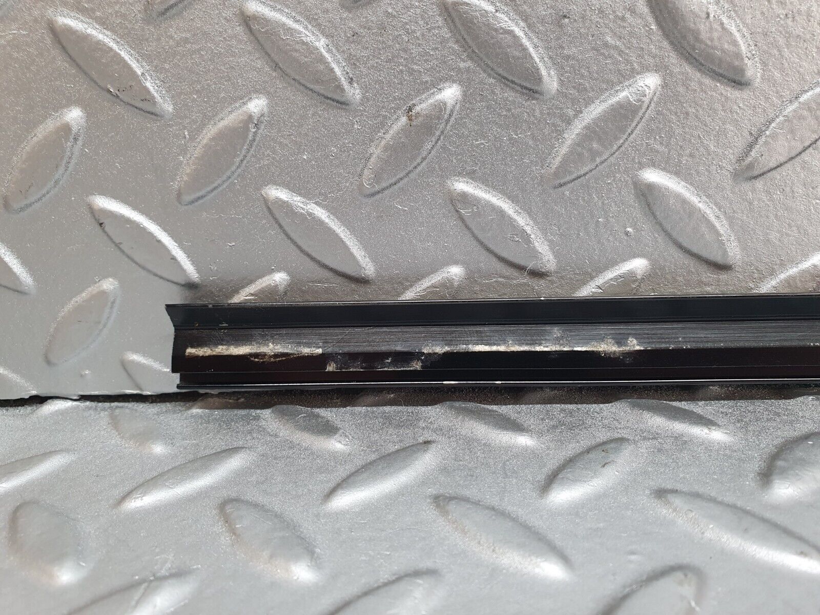 42620 Mercedes-Benz R129 320SL Coupe Right Door Window Moulding Trim