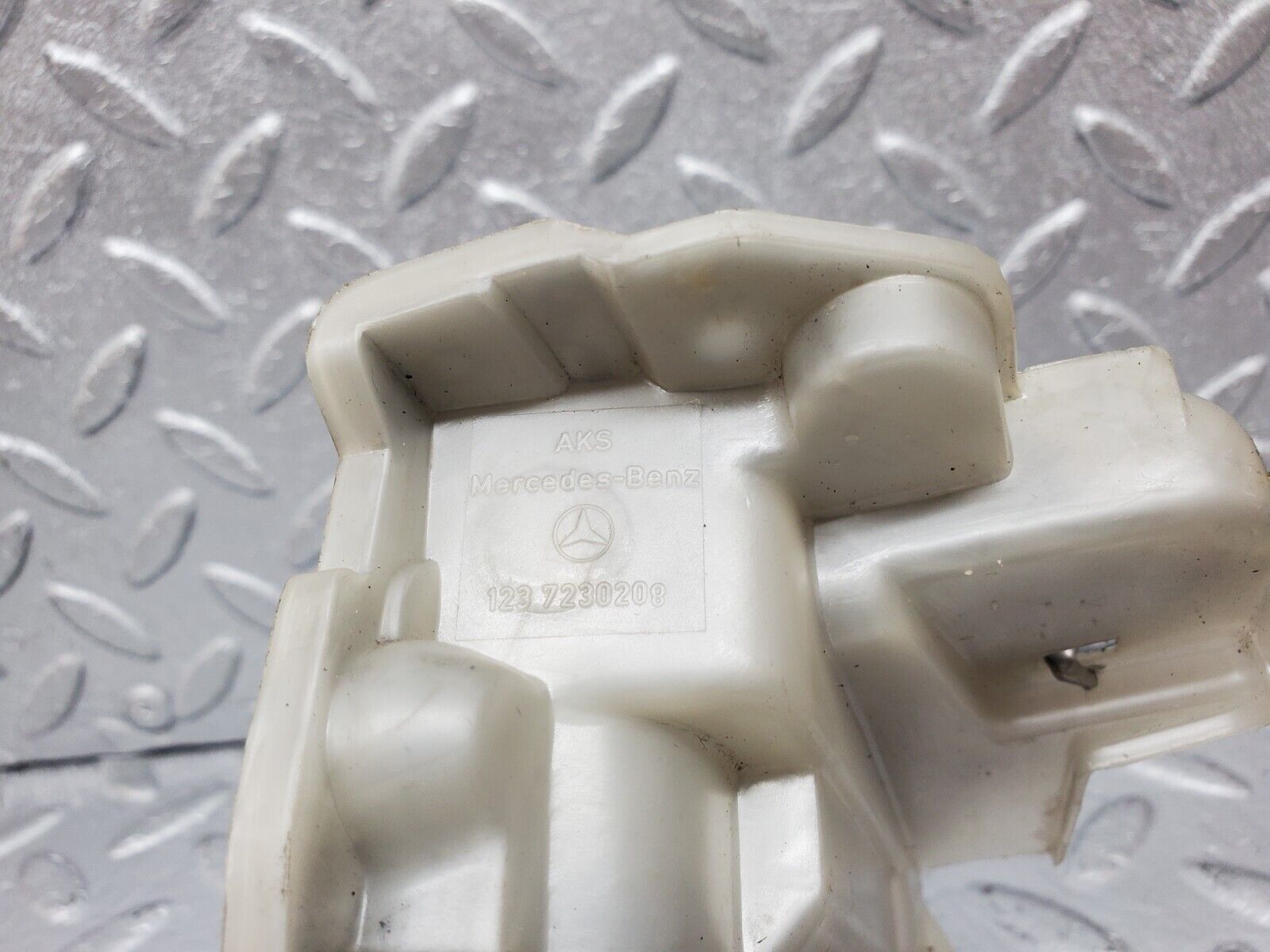 45620 Mercedes-Benz W126 420SE Front Right Door Lock Mechanism 1237230208