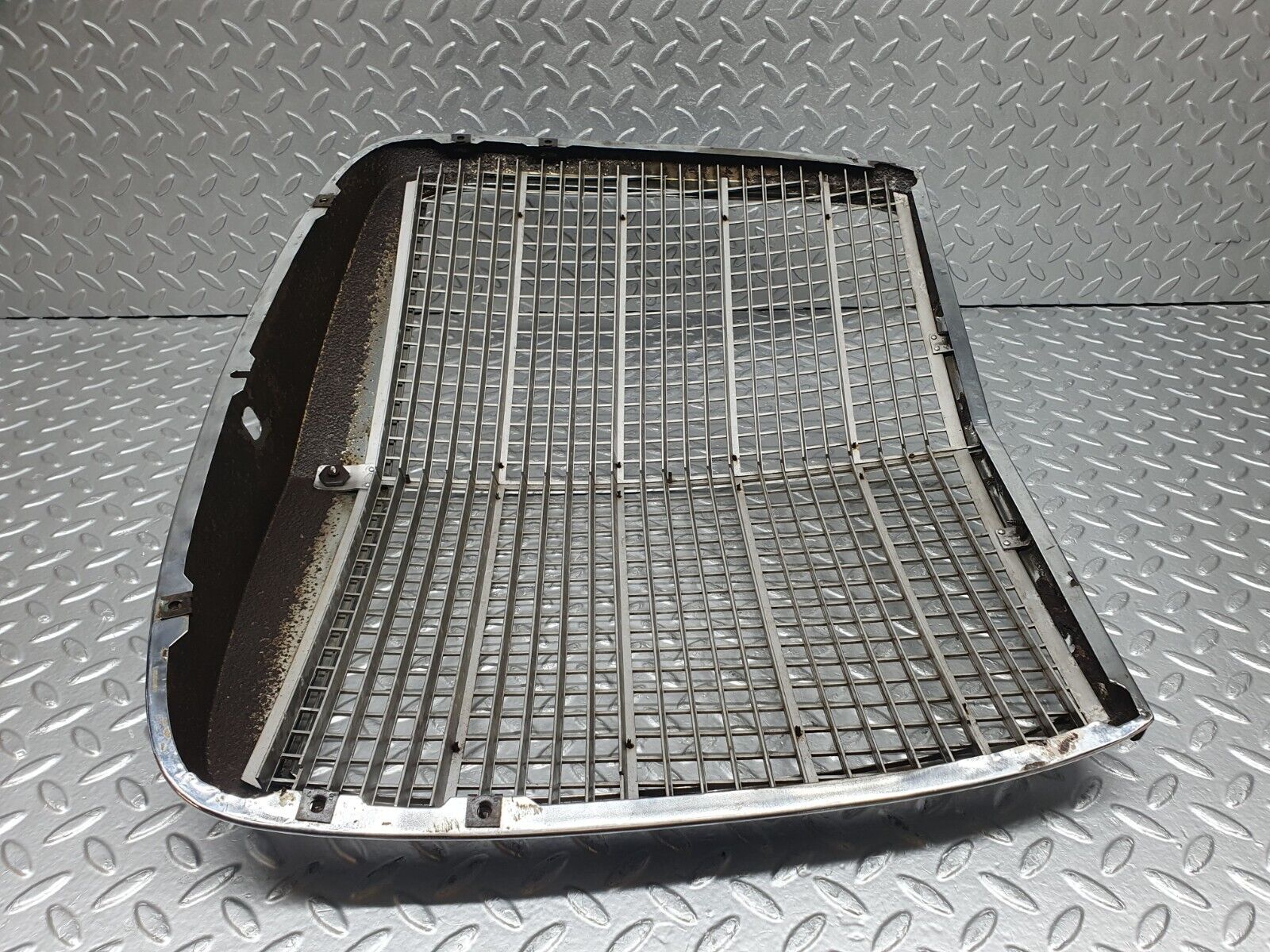 43398 Mercedes-Benz W108 280SE Bonnet Grill Chrome