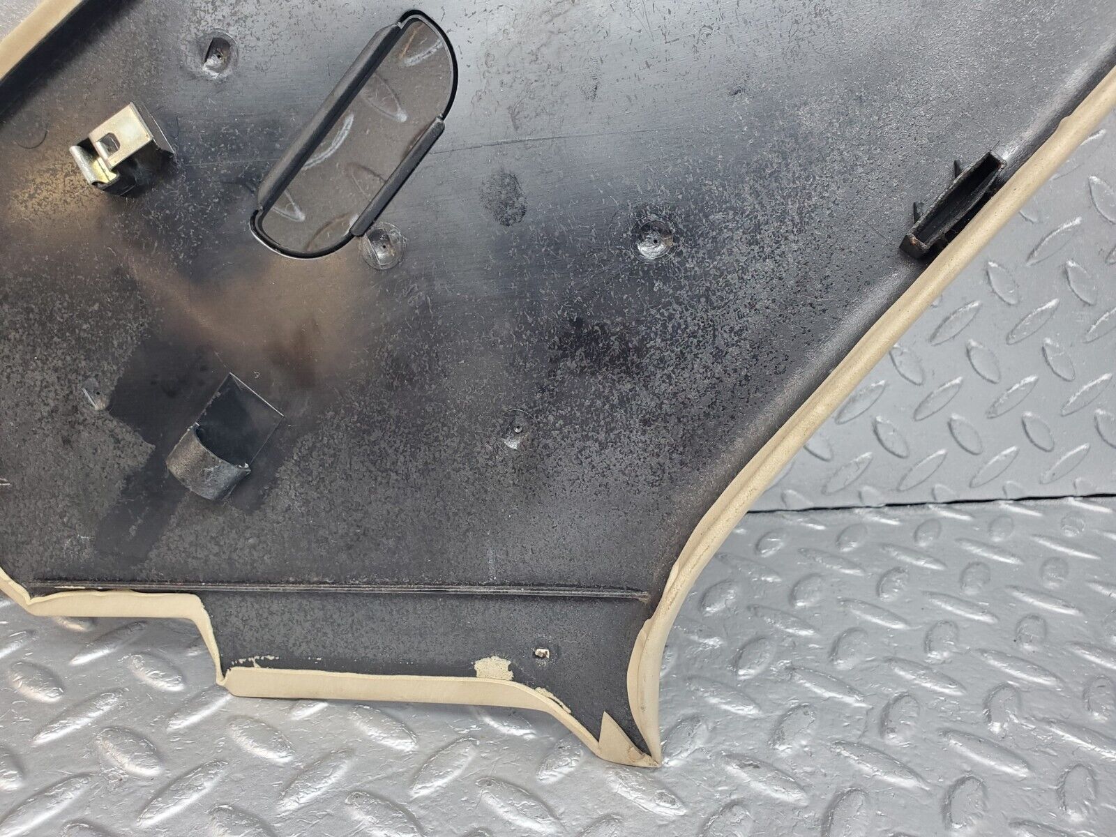 45770 Mercedes-Benz W126 420SE C Pillar Cover Right Side Beige 1266950444