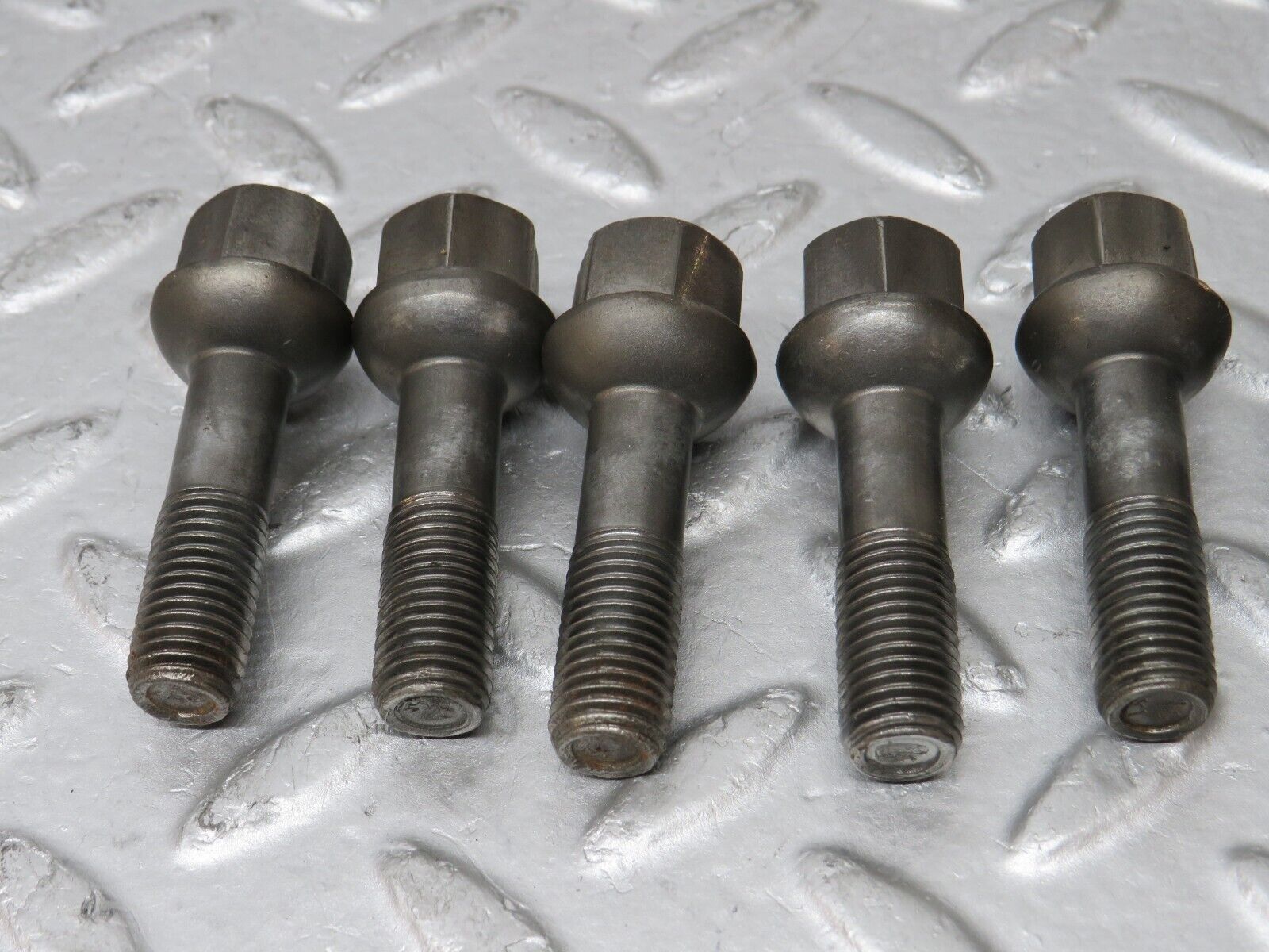 37998 Mercedes-Benz A124 Cabriolet Alloy Wheel Lug Bolt Set With Locking Bolts M12x1.5
