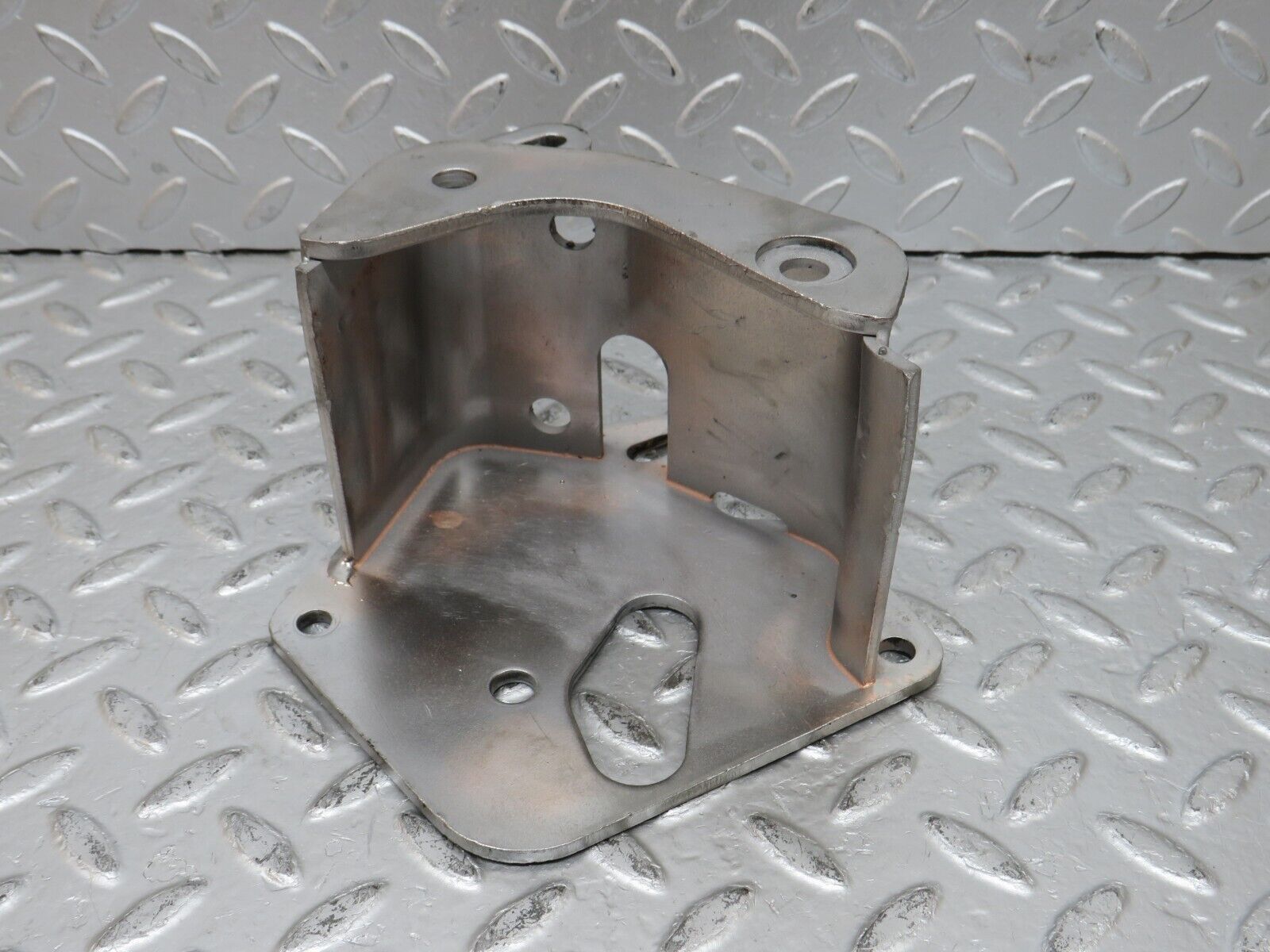 32850 Mercedes-Benz C107 R107 350 V8 Power Steering Pump Bracket