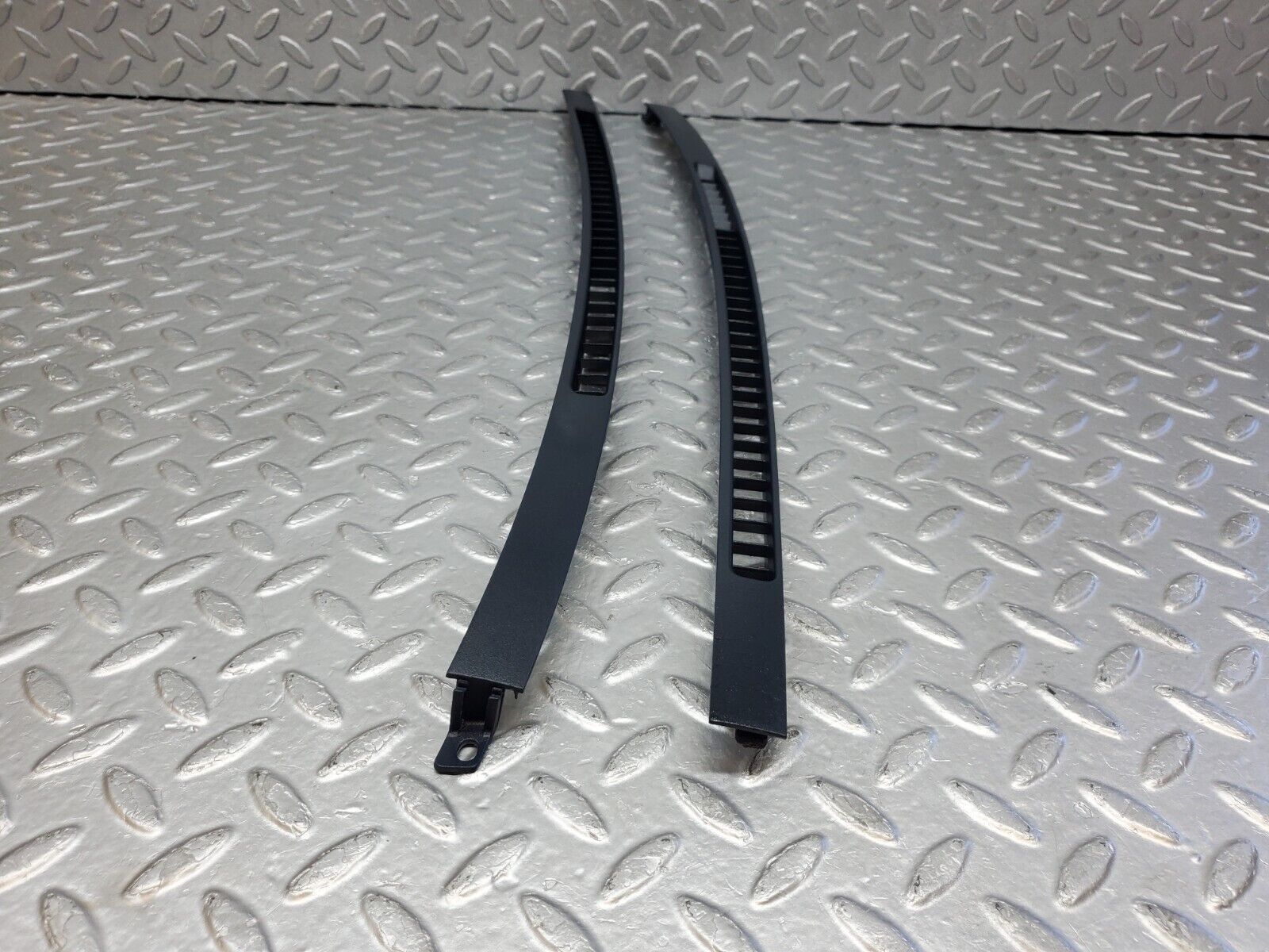 45048 Mercedes-Benz R129 300SL Coupe Windscreen Defroster Air Vent 1296890380 1296890480