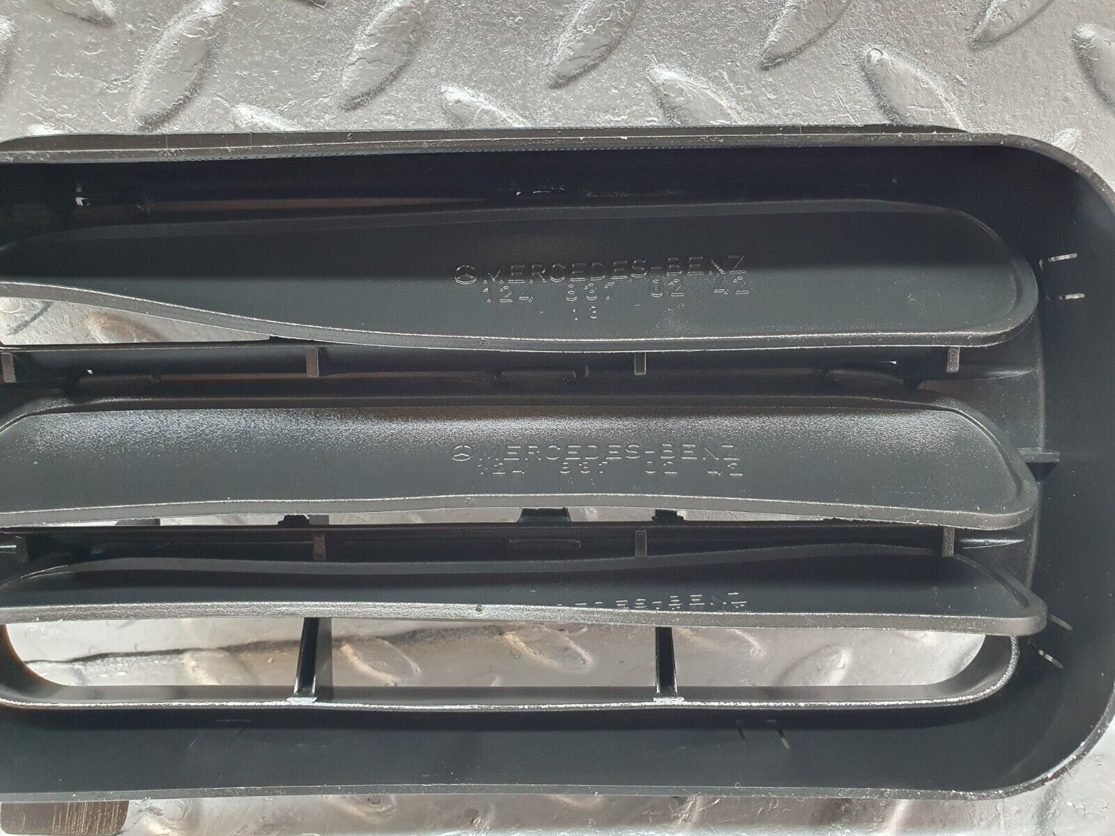 42494 Mercedes-Benz R129 320SL Coupe Air Intake Vent 1248370230 1248370242