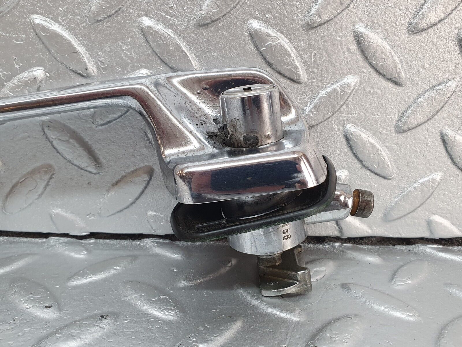 43160 Mercedes-Benz W108 280SE Front Left Door Exterior Handle No Key 1087661301 1087660905 1087661105