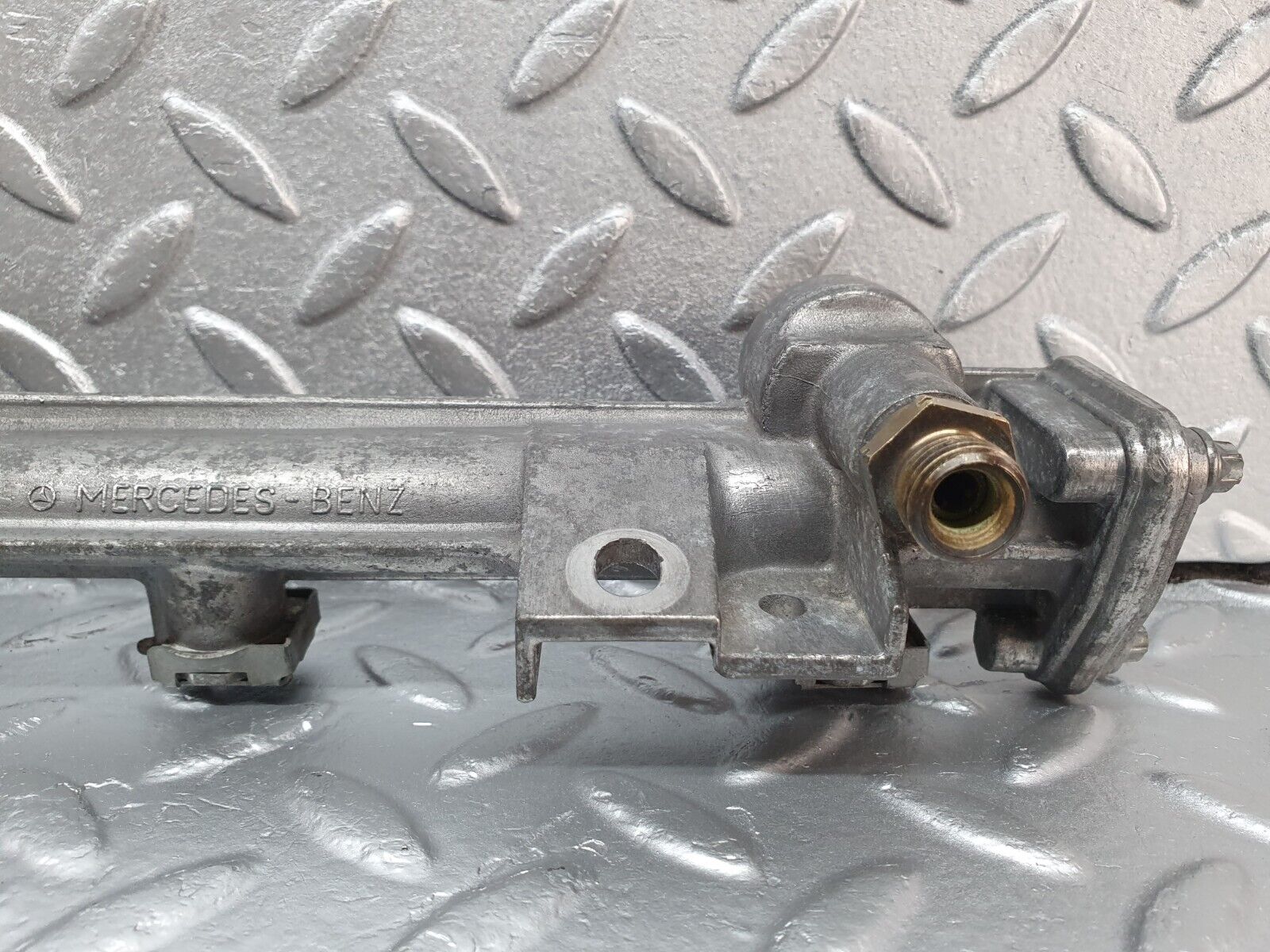 41883 Mercedes-Benz W202 C200 Fuel Injector Rail 1110781045 0000781889