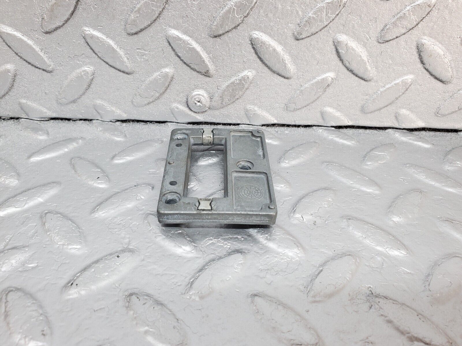 44666 Mercedes-Benz W124 220E Rear View Mirror Bracket 2018100011