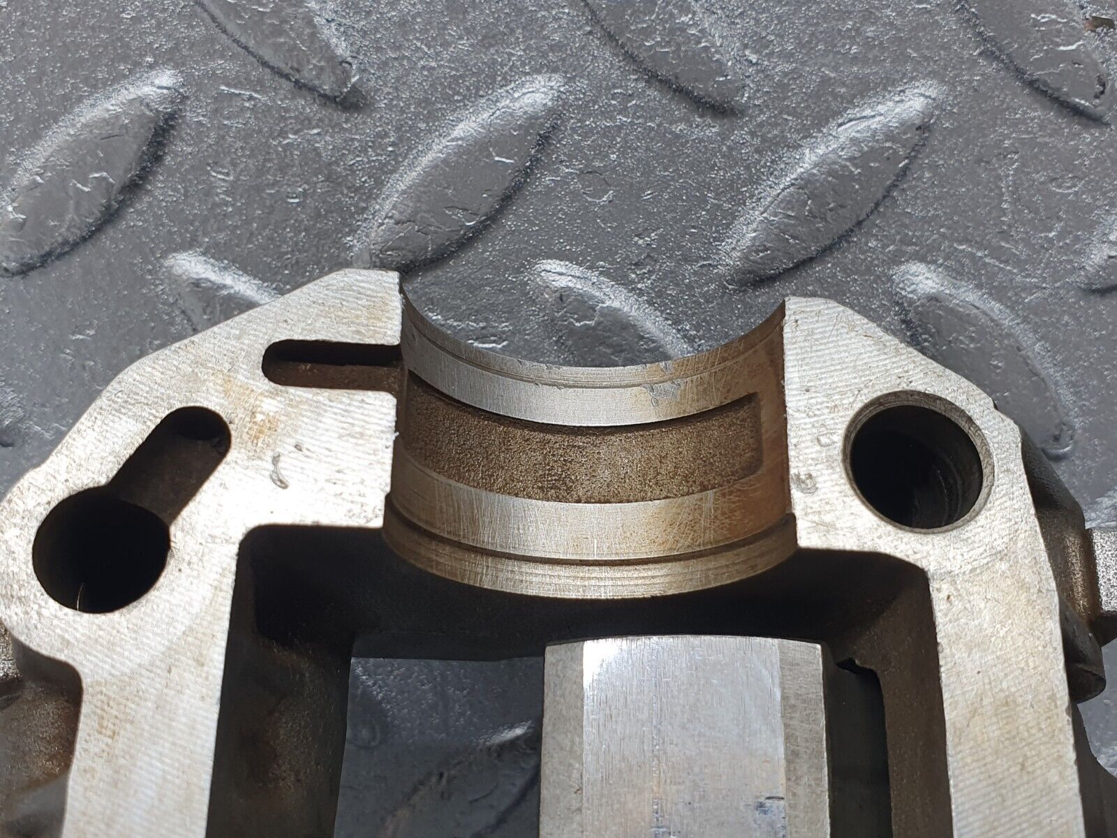 44011 Mercedes-Benz C123 230CE Rocker Arms Camshaft Bearing Block 1020512110